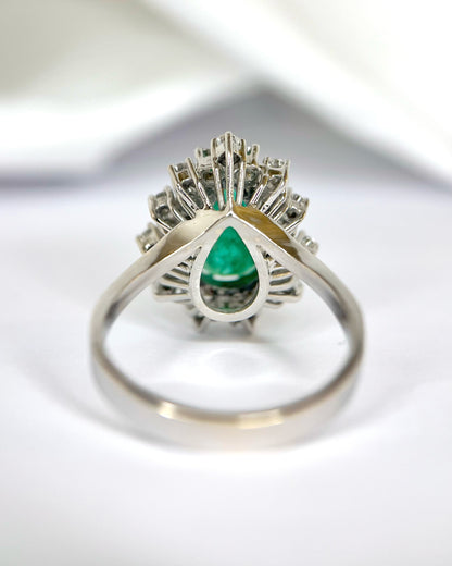 Anillo Margarita de Esmeralda de 2.10 quilates y Diamantes de 0.77 quilates, 7,89 g, «Héloïse»