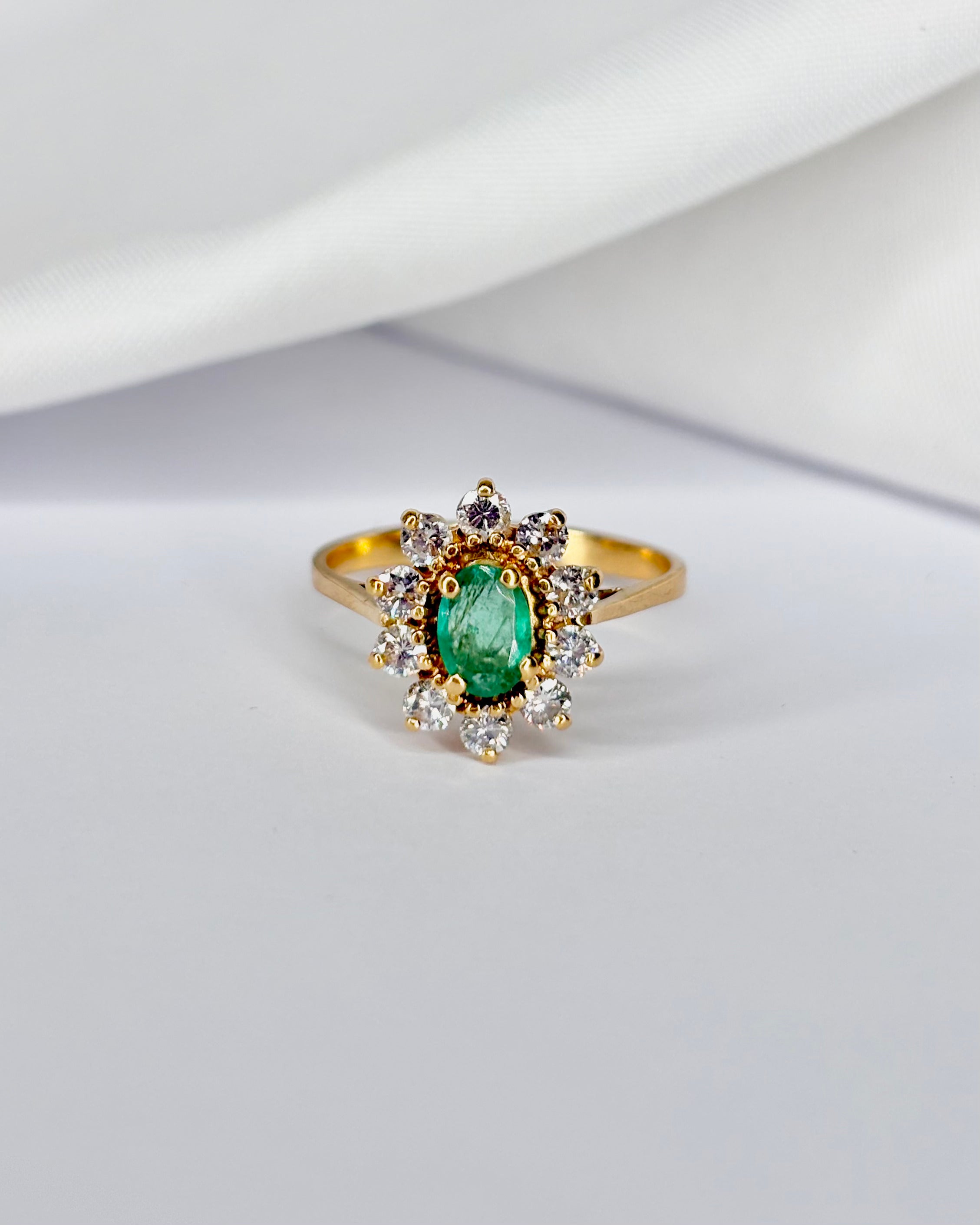 Bague Marguerite Émeraude 0.37 carat &amp; 10 Diamants "Noa"