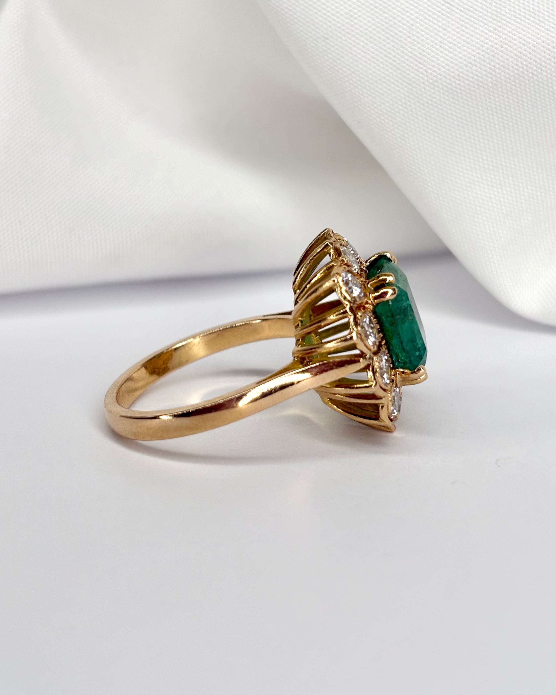 Anillo Margarita Esmeralda 3.40 quilates y Diamantes 0.84 quilate "Lauranne"