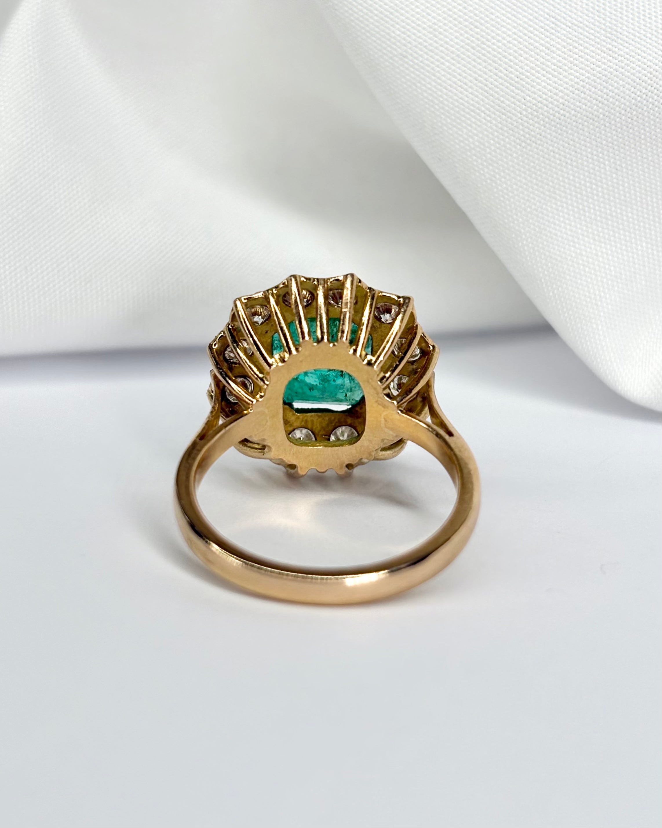 Bague Marguerite Émeraude 3.40 carats &amp; Diamants 0.84 carat &quot;Lauranne&quot;