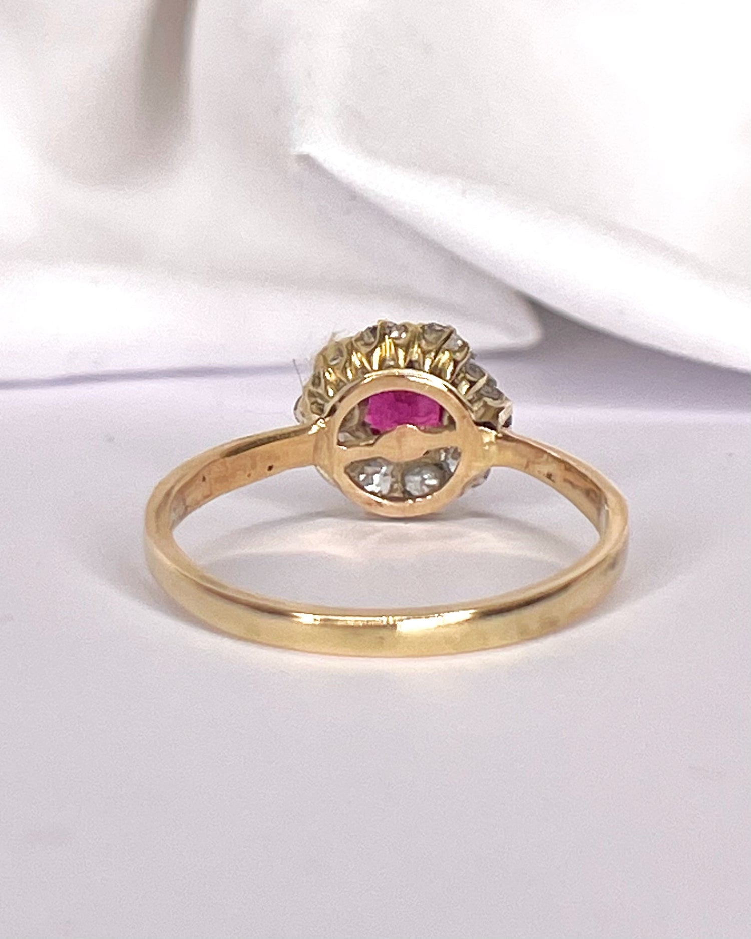 Anillo margarita de rubí de 0.71 quilates y diamantes de 0.28 quilates «Noémie»