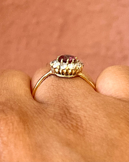 Anillo margarita de rubí de 0.71 quilates y diamantes de 0.28 quilates «Noémie»