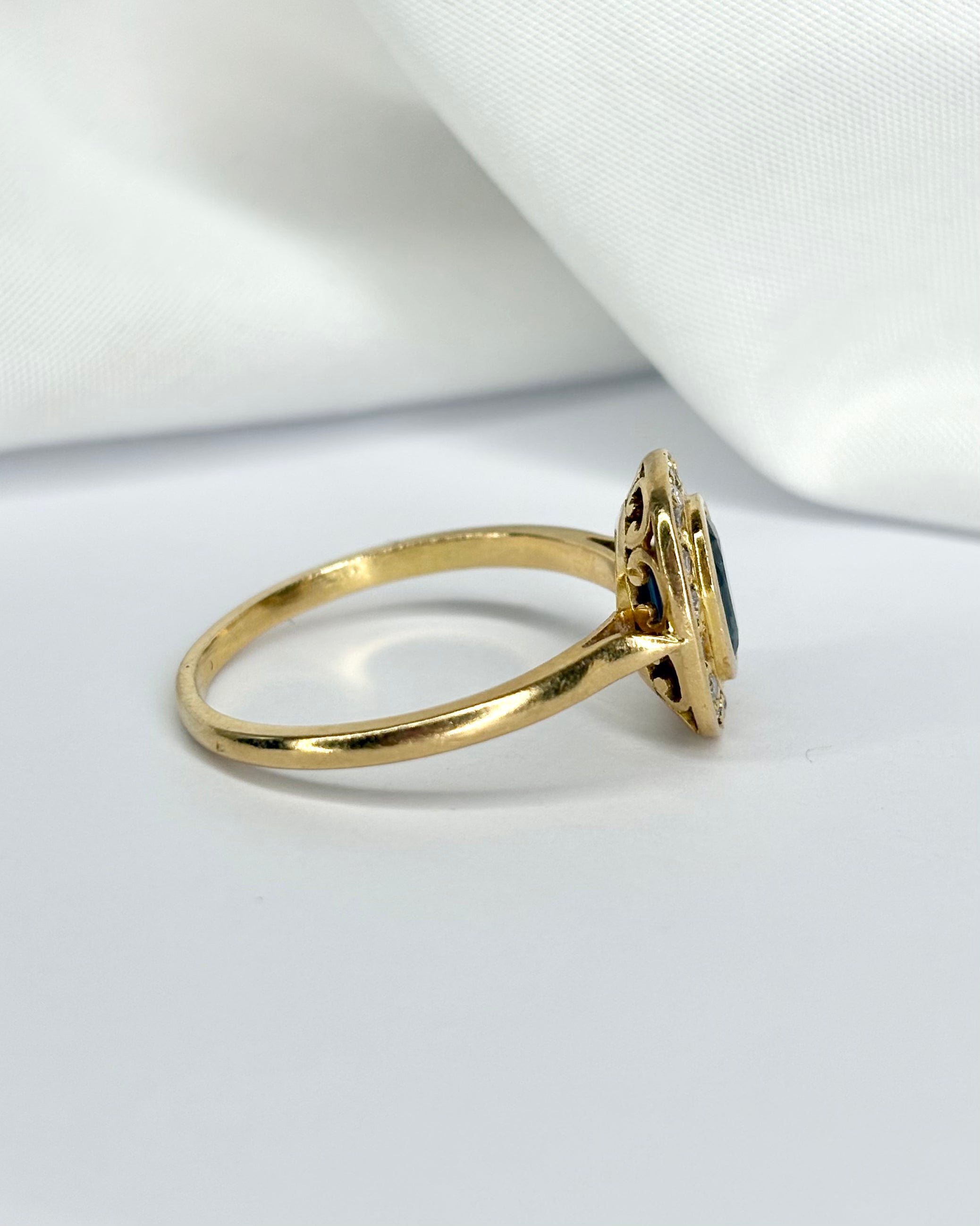 Bague Style Art-déco Saphir 1.17 carat &amp; 18 Diamants &quot;Aria&quot;