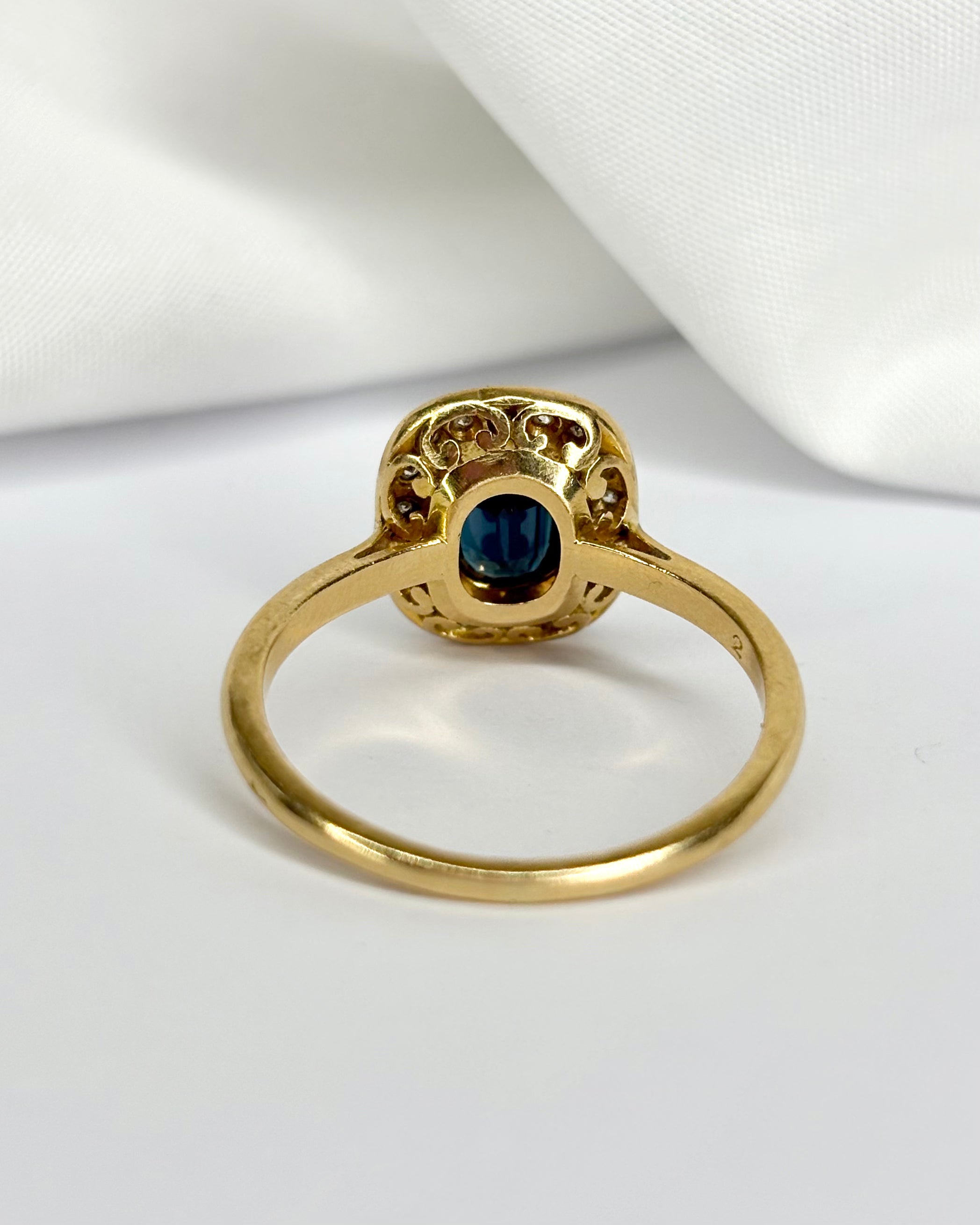 Bague Style Art-déco Saphir 1.17 carat &amp; 18 Diamants "Aria"