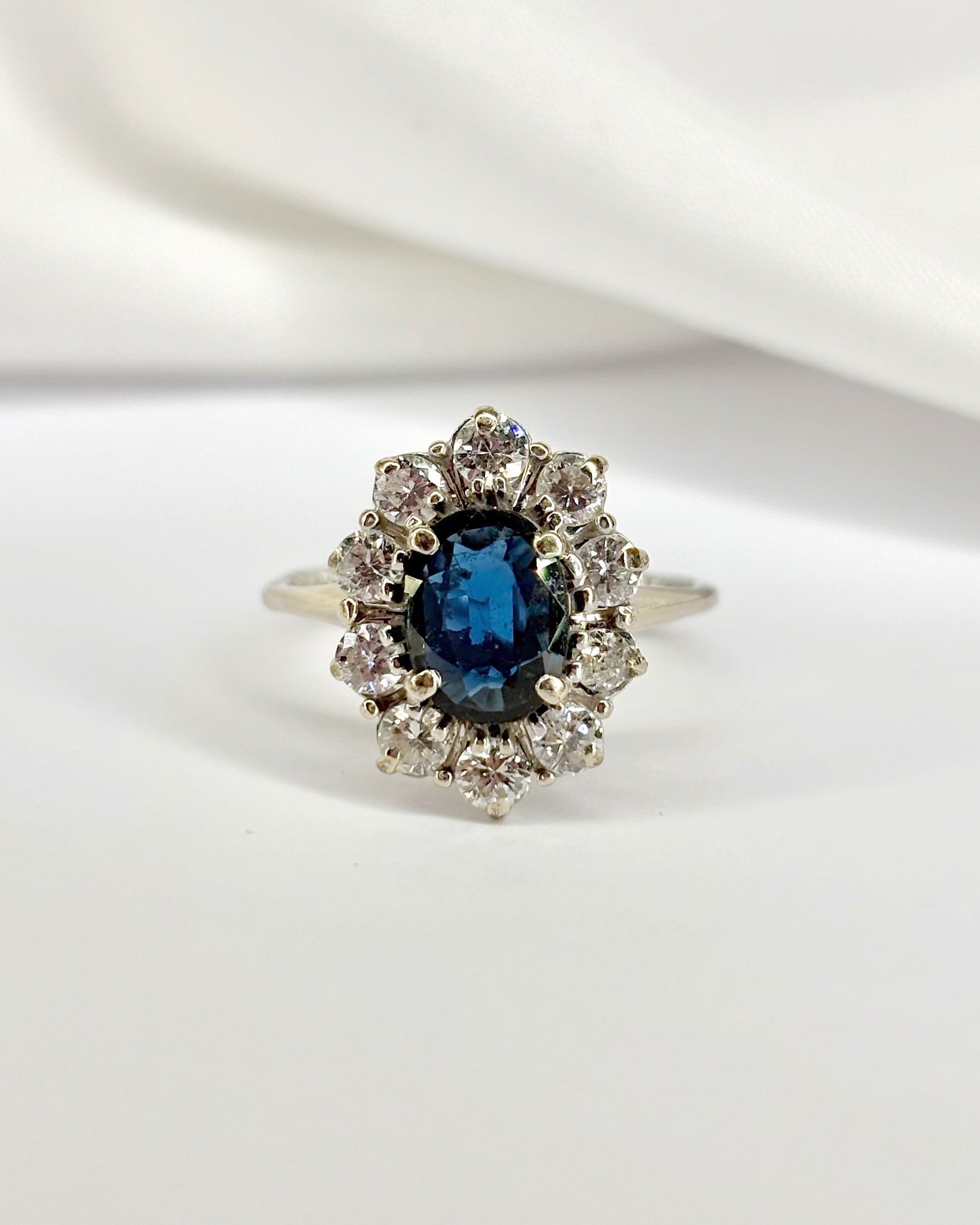 Daisy sapphire and diamond ring (missing one diamond)