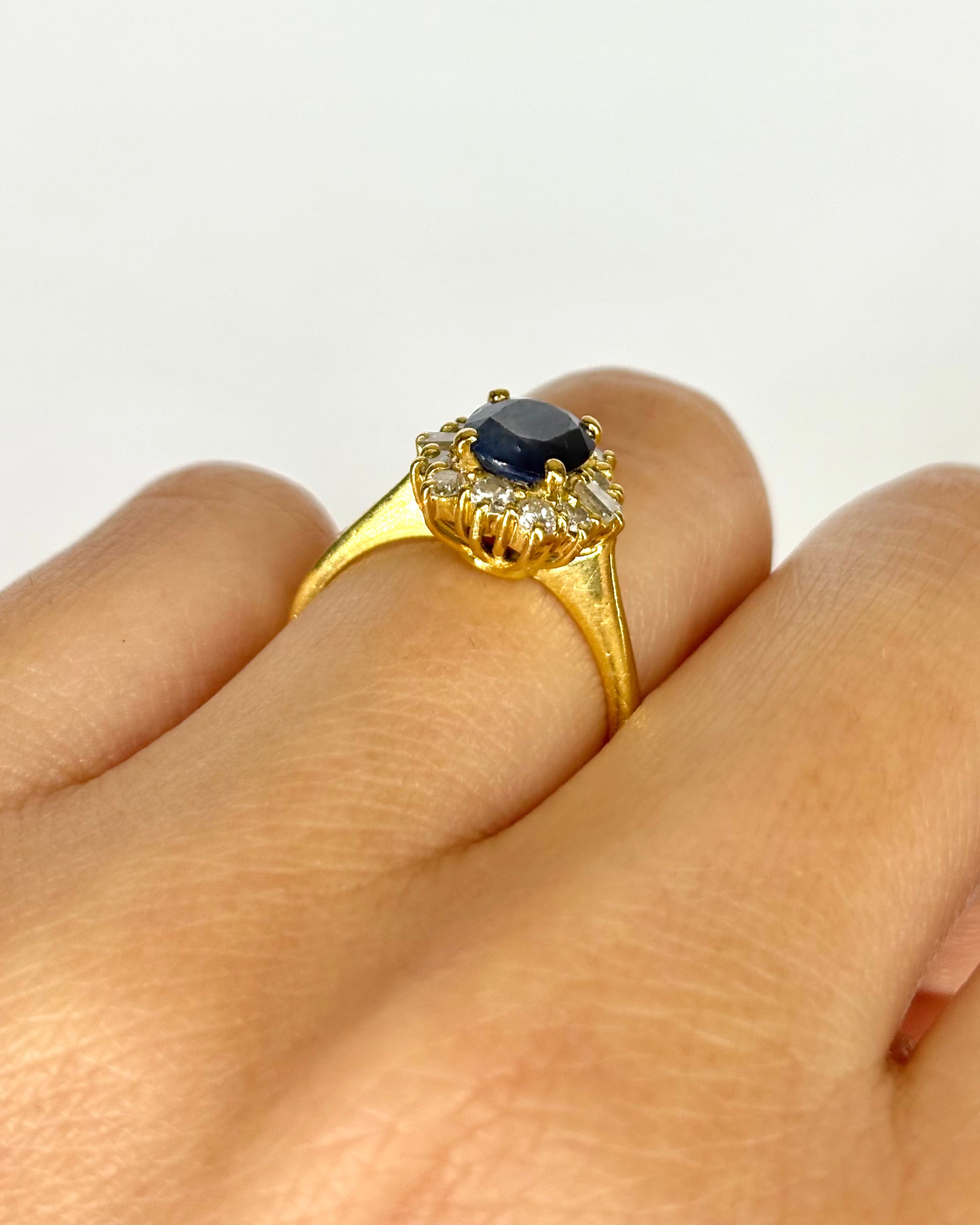 Daisy Ring Sapphire 0.85 Carat &amp; 12 Diamonds "Sora"