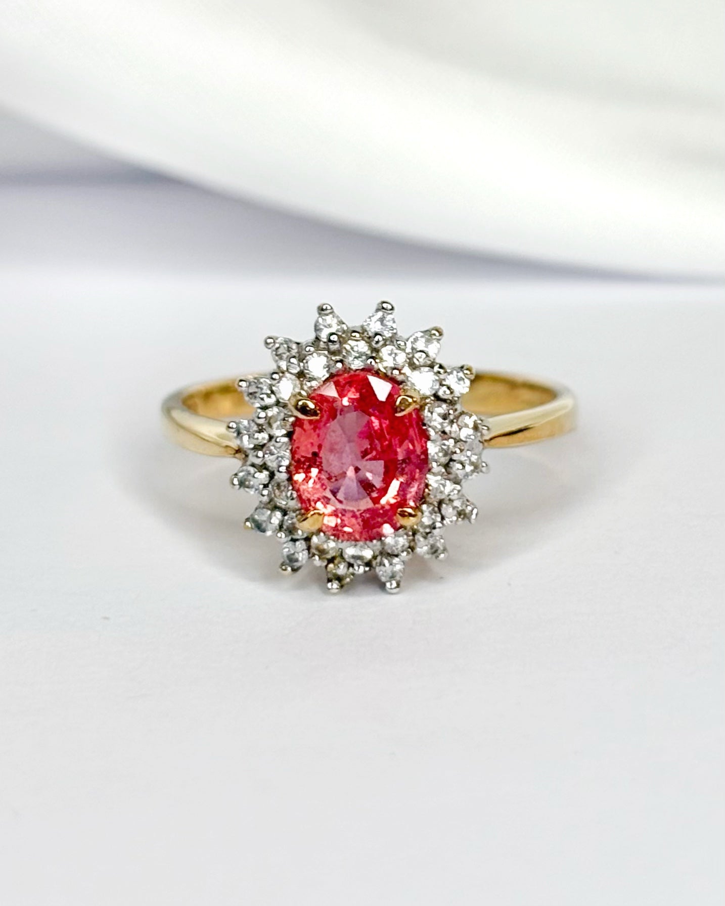 Bague Marguerite Saphir Rose Orangé 1.30 carat &amp; Diamants 0.32 carat "Jenna" - Elliade Paris