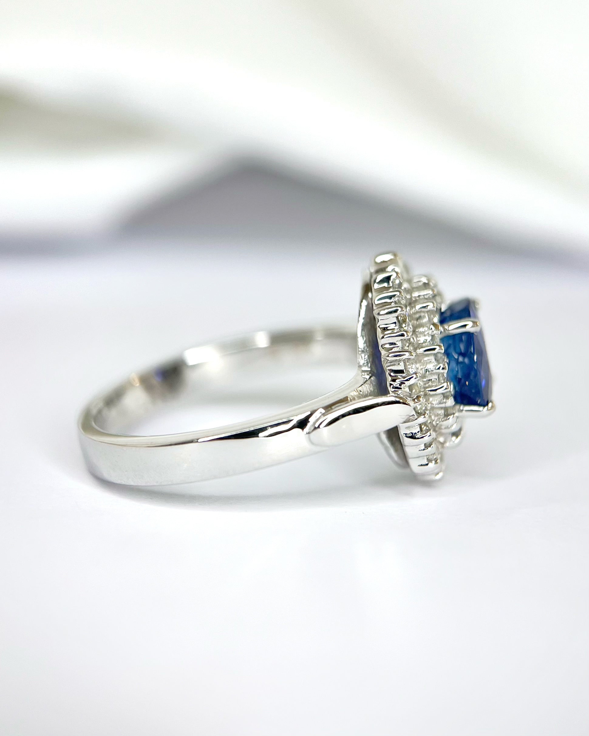 Bague Marguerite Saphir Ceylan 2.13 carats &amp; Diamants 0.86 carat "Joaquin"