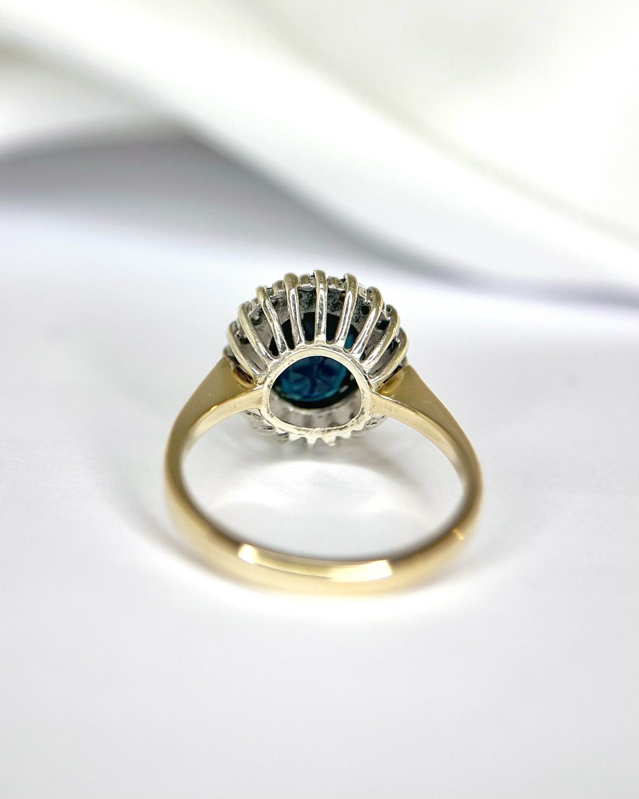 Anillo Marguerite de zafiro de 2.45 quilates y diamantes de 0.40 quilates «Johanna»