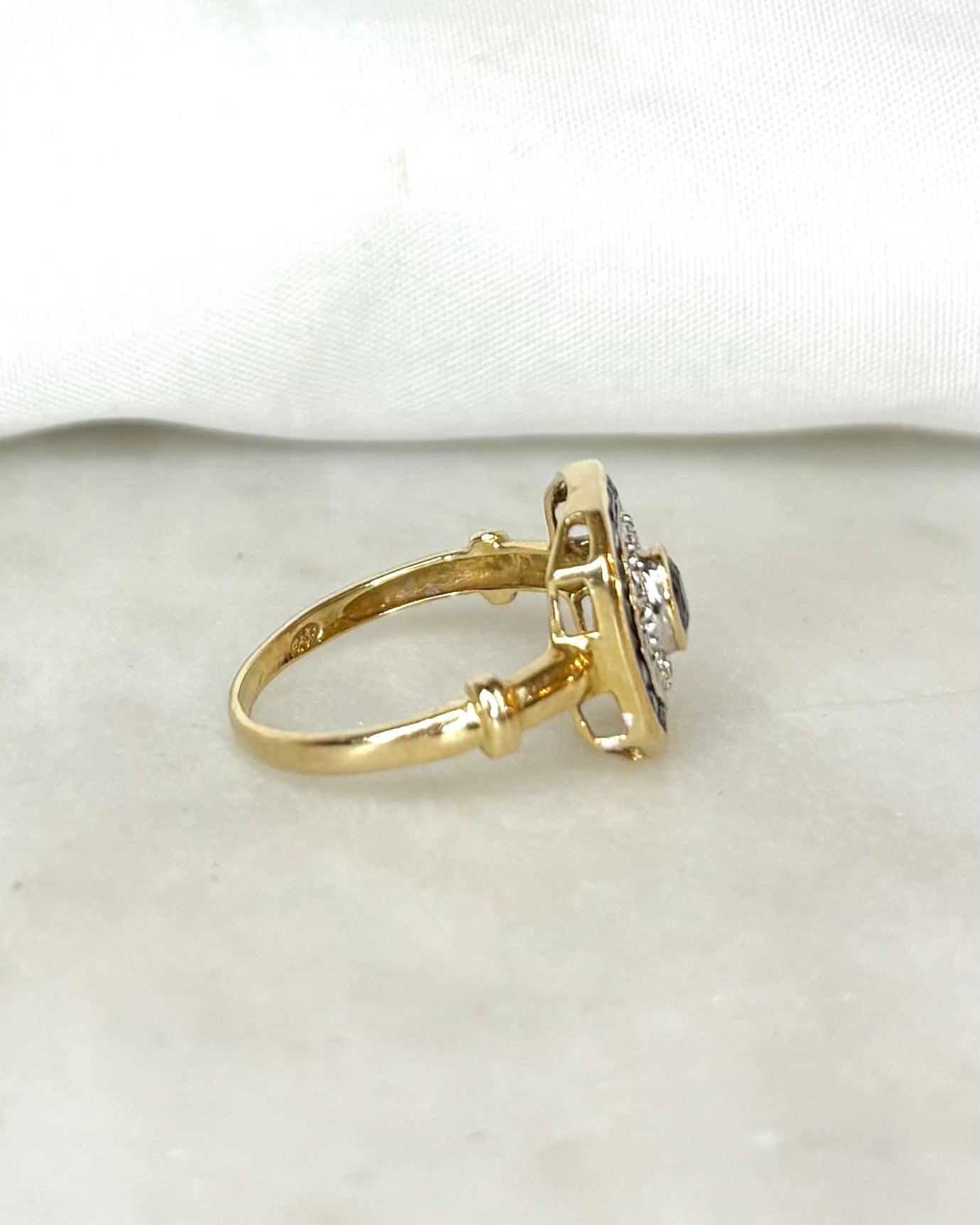 Anillo estilo Art Déco zafiros 0.55 quilates y diamantes "Noémie"