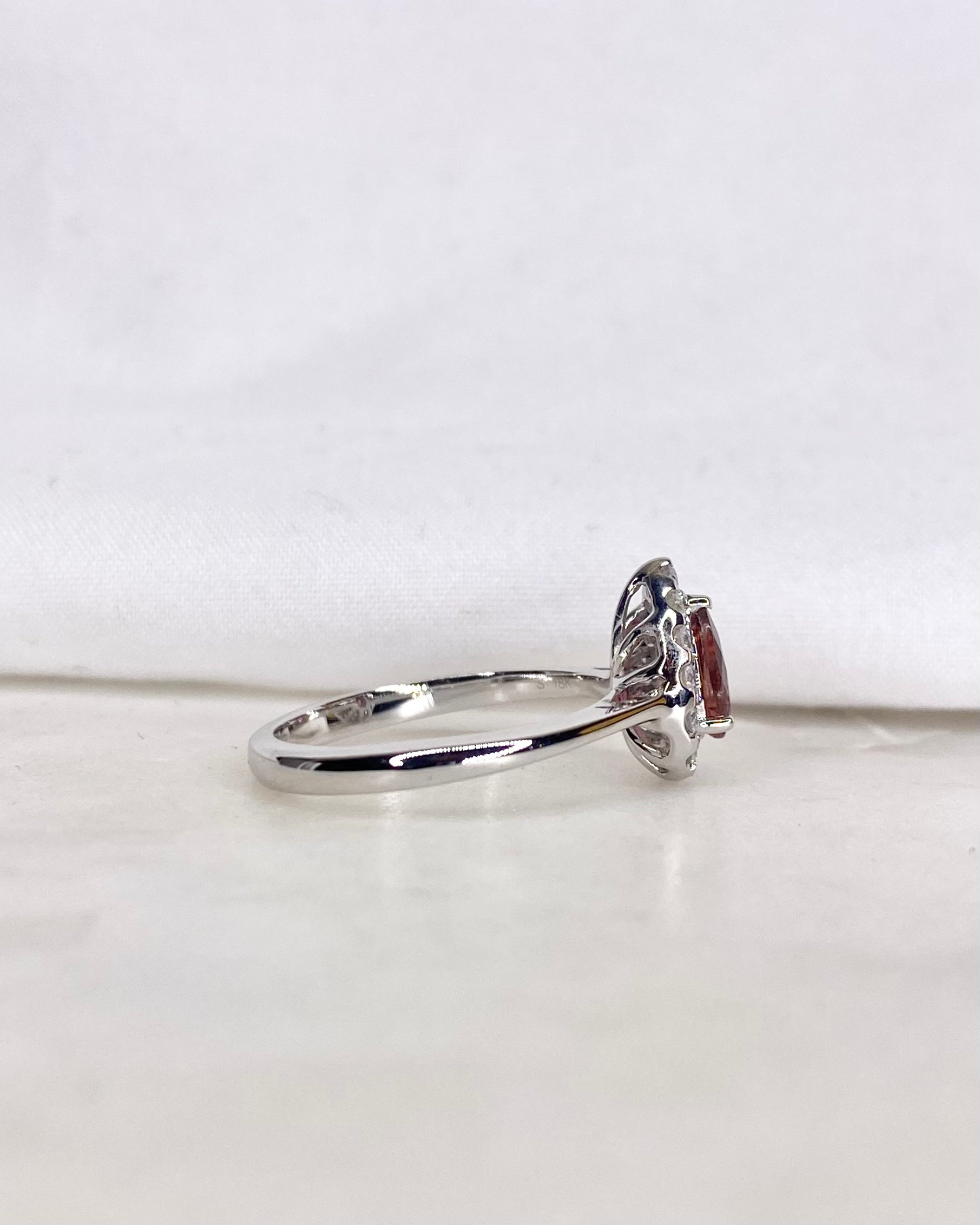 Anillo Margarita Turmalina Rosa 0.75 quilates y Diamantes "Salma"