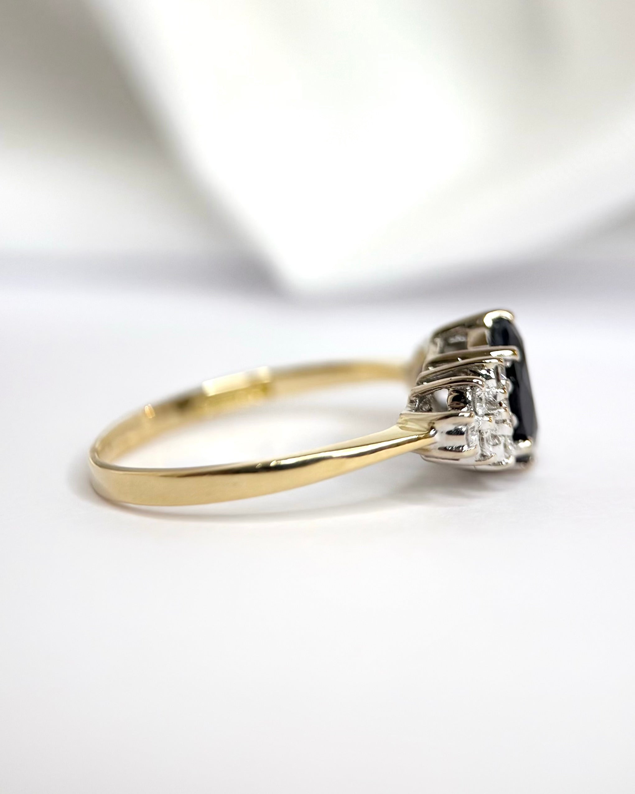 Anillo trilogía de zafiro de 1.17 quilates y diamantes «Nessrine»