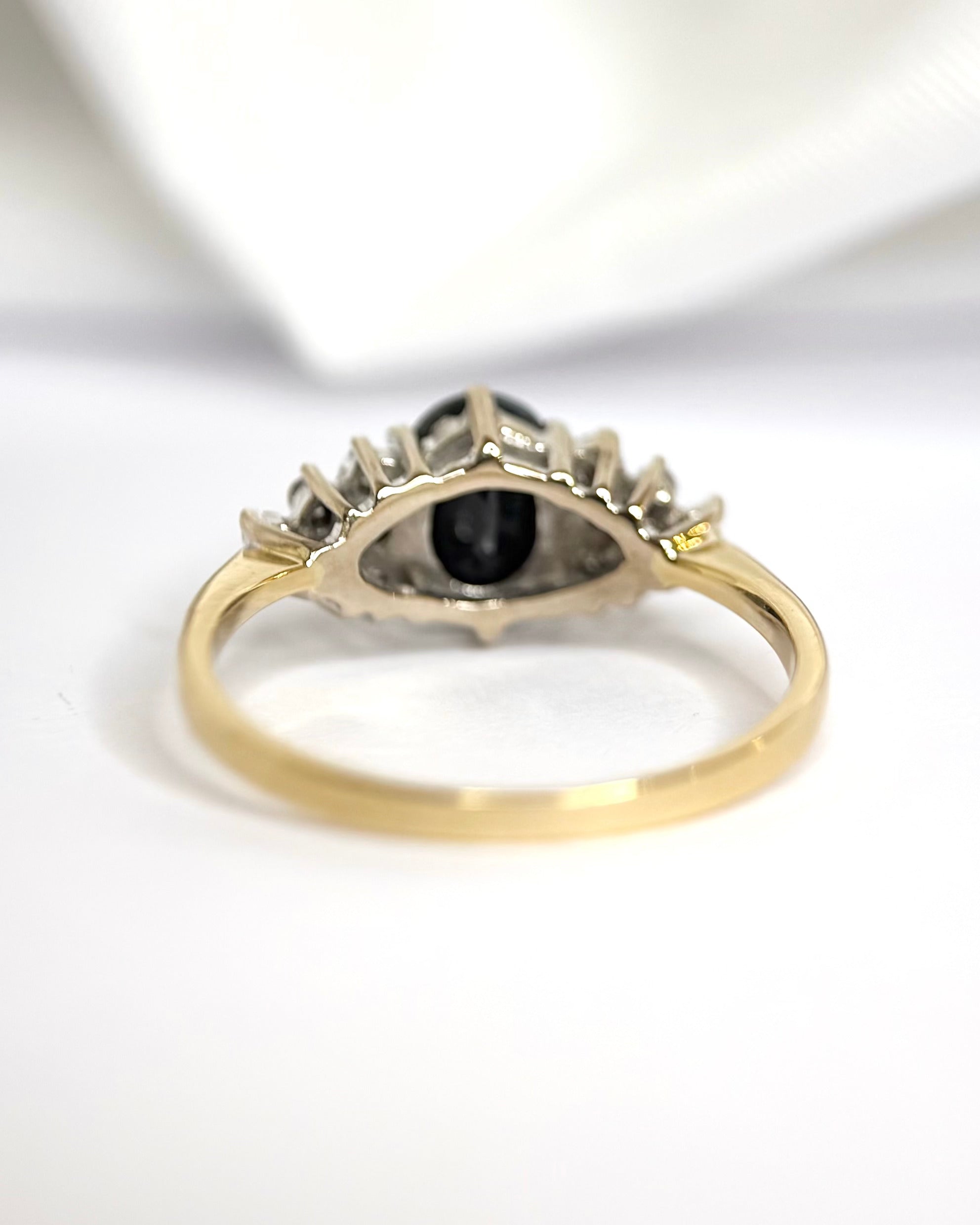 Anillo trilogía de zafiro de 1.17 quilates y diamantes «Nessrine»