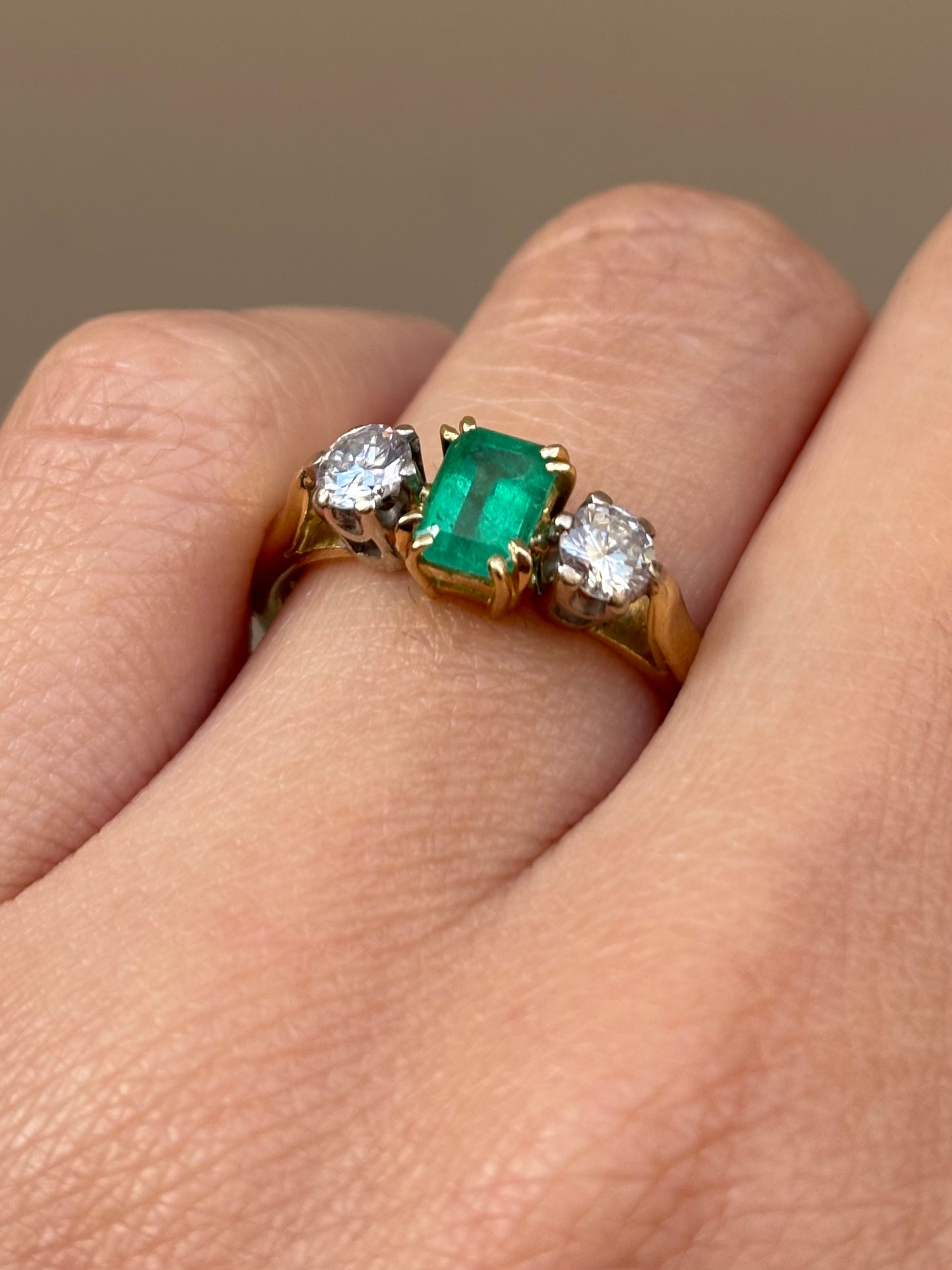 Bague Trilogie Émeraude 0.45 carat &amp; Diamants 0.40 carat "Lara" - Elliade Paris