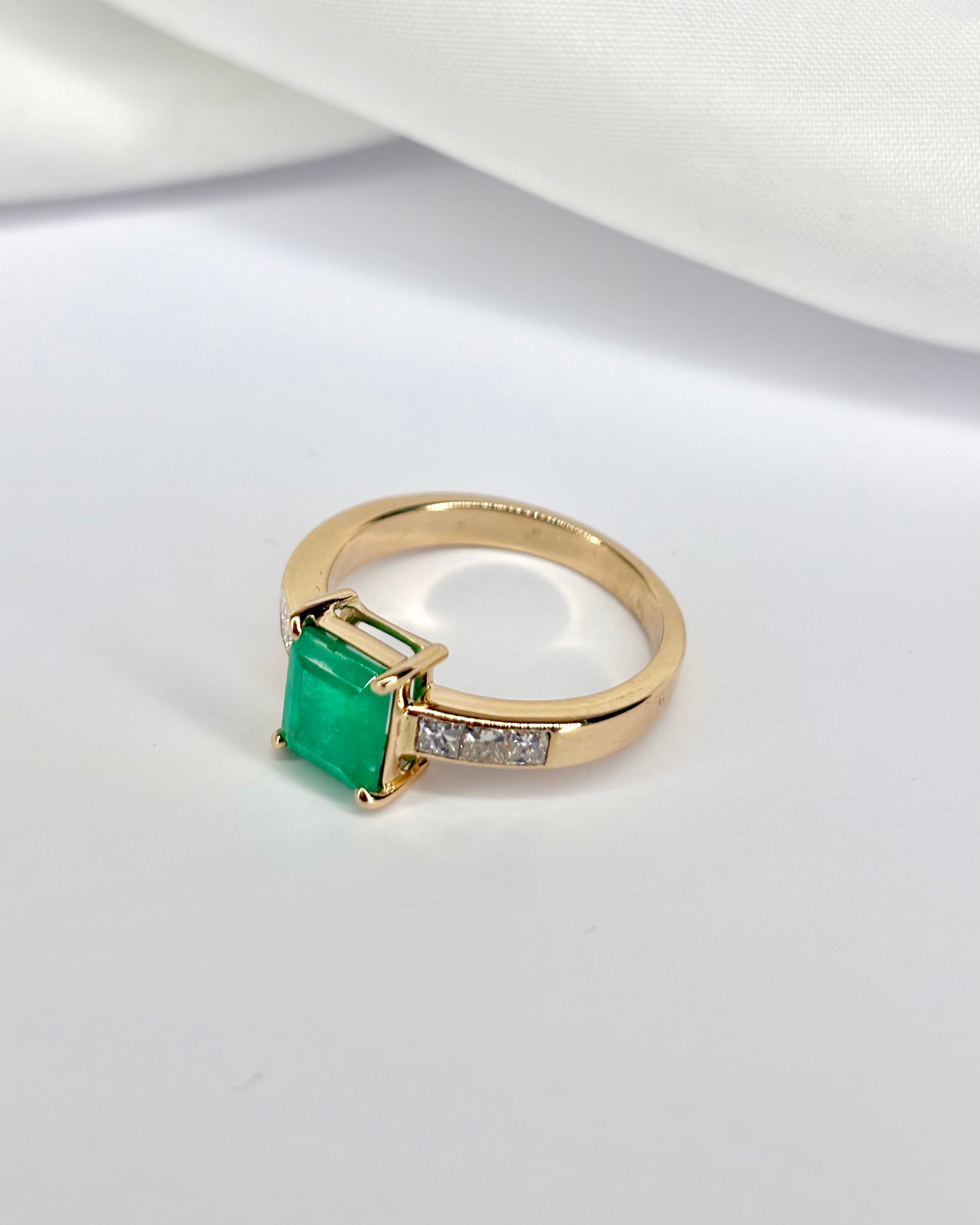 Trilogy ring emerald and diamonds