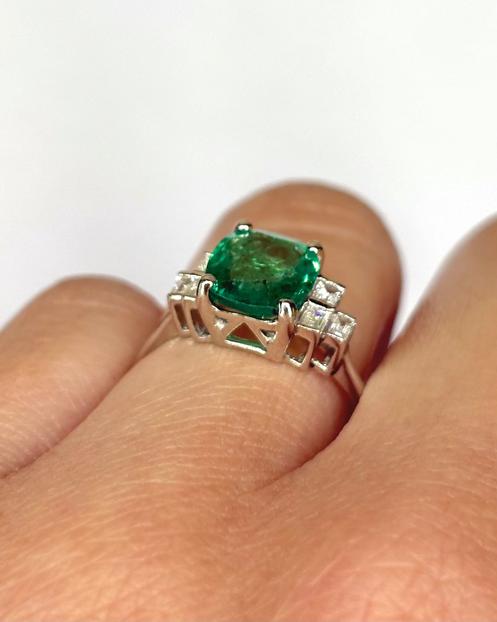 Bague Trilogie Émeraude 1.60 carat &amp; Diamants "Théa"