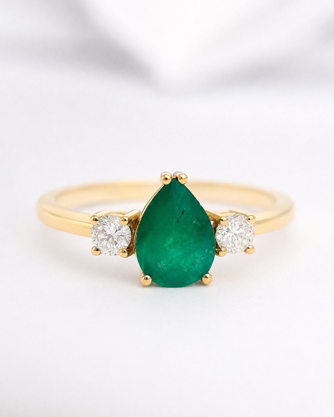 Bague Trilogie Émeraude 1.31 carat &amp; Diamants "Naomé"