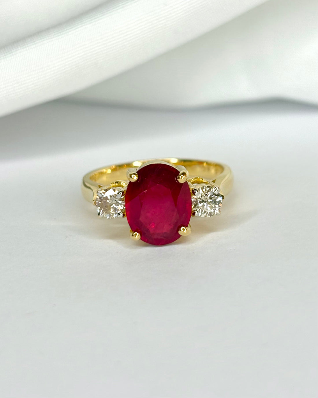 Anillo Trilogía Rubíes 4.13 quilates y Diamantes 0.40 quilates "Maydelis"