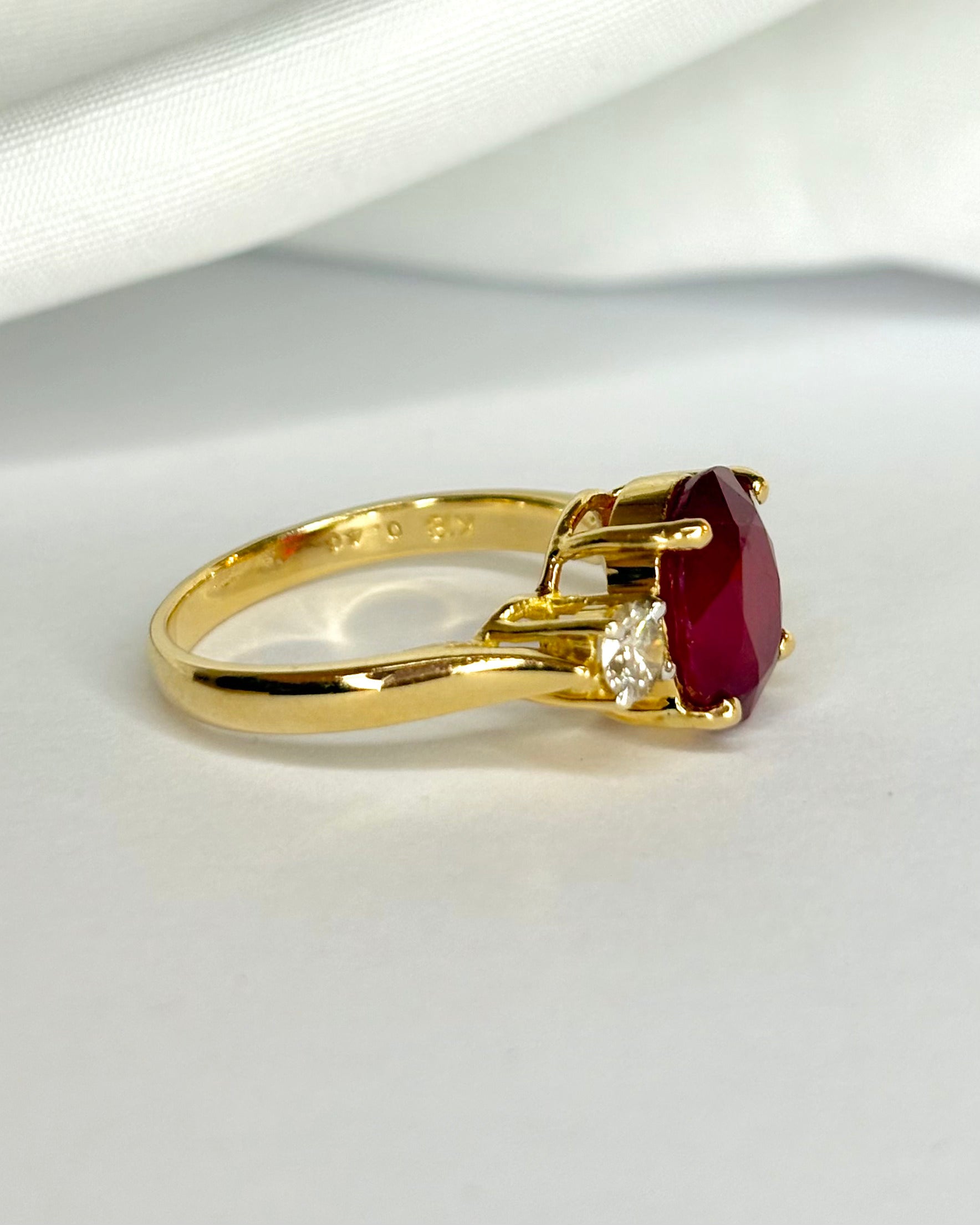 Bague Trilogie Rubis 4.13 carats &amp; Diamants 0.40 carat "Maydelis"