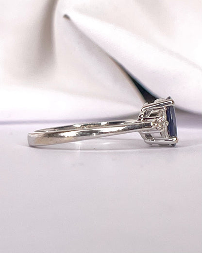 Anillo trilogía de zafiro de 0.85 quilates y diamantes «Aby»