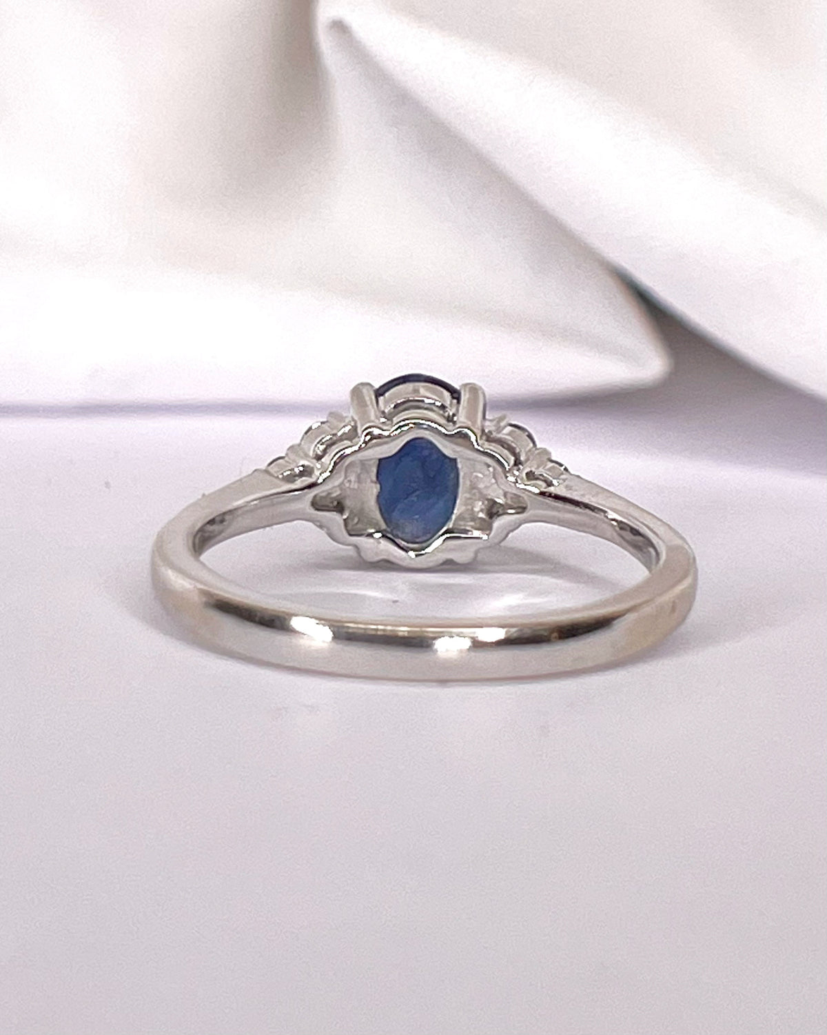 Anillo trilogía de zafiro de 0.85 quilates y diamantes «Aby»