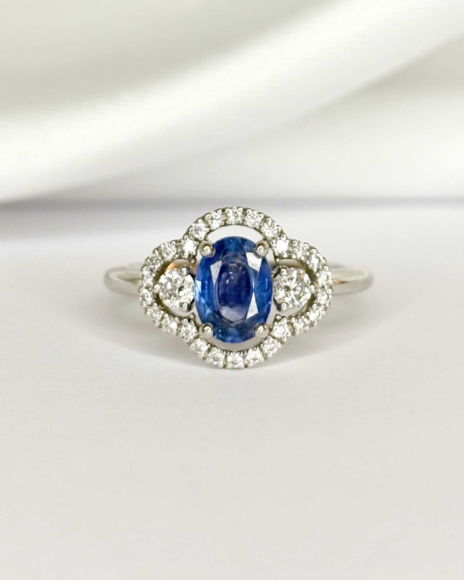 Bague Trilogie Saphir 0.80 carat &amp; Diamants 0.40 carat "Inaya" - Elliade Paris