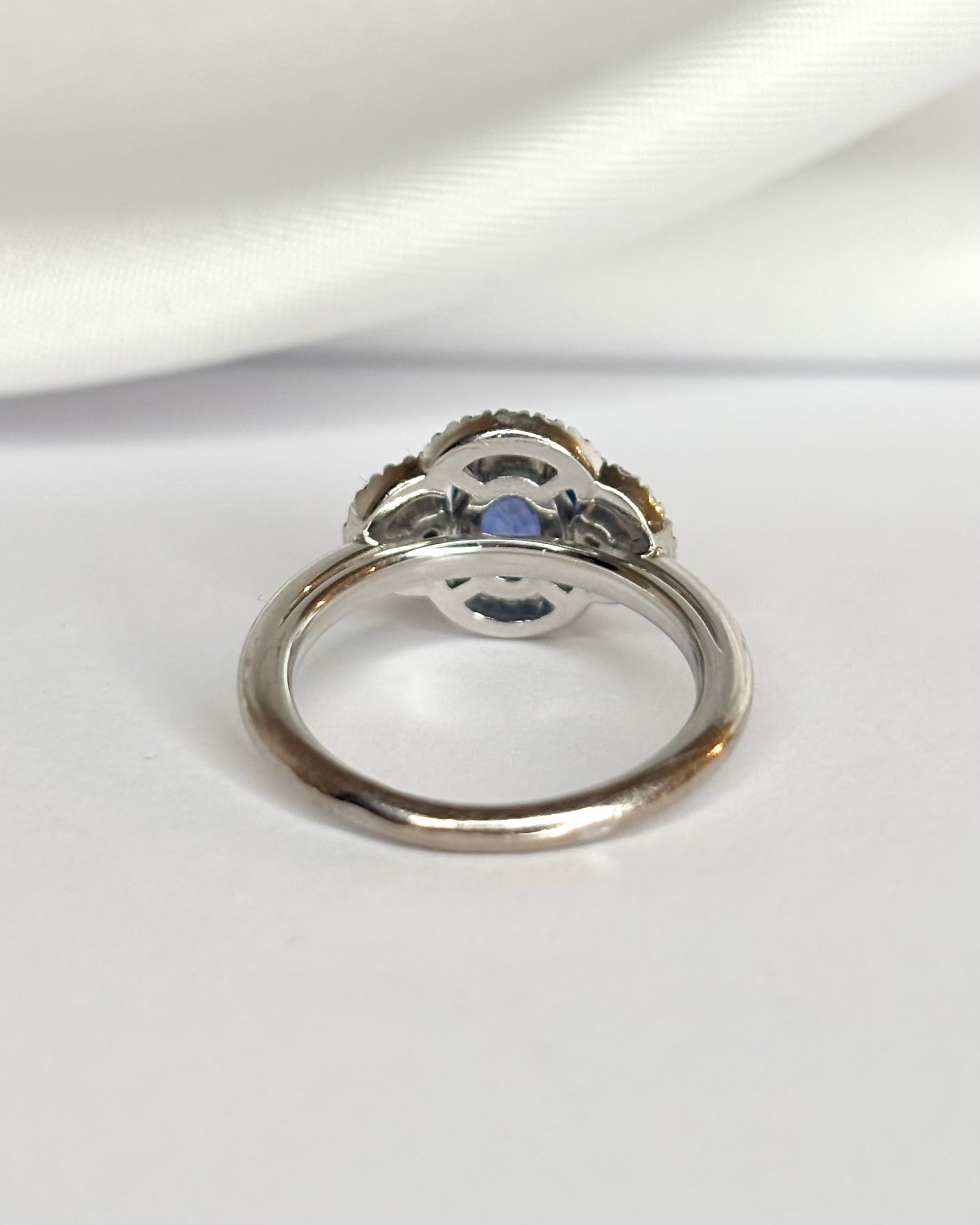 Bague Trilogie Saphir 0.80 carat &amp; Diamants 0.40 carat "Inaya" - Elliade Paris