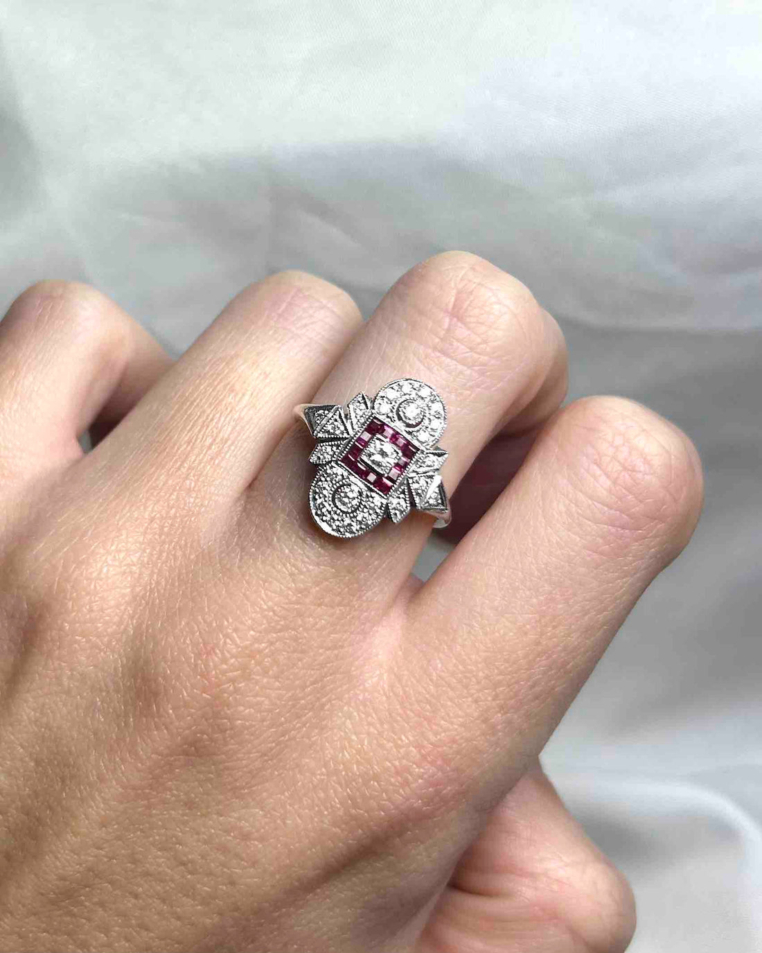 Anillo Estilo Art Déco 12 Rubíes Calibrados y 25 Diamantes &quot;Zina&quot;