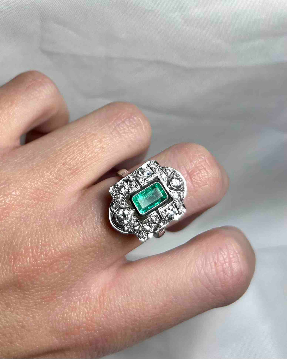 Anillo estilo Art Déco Esmeralda 1.08 quilates y Diamantes 0.72 quilates &quot;Coline&quot;