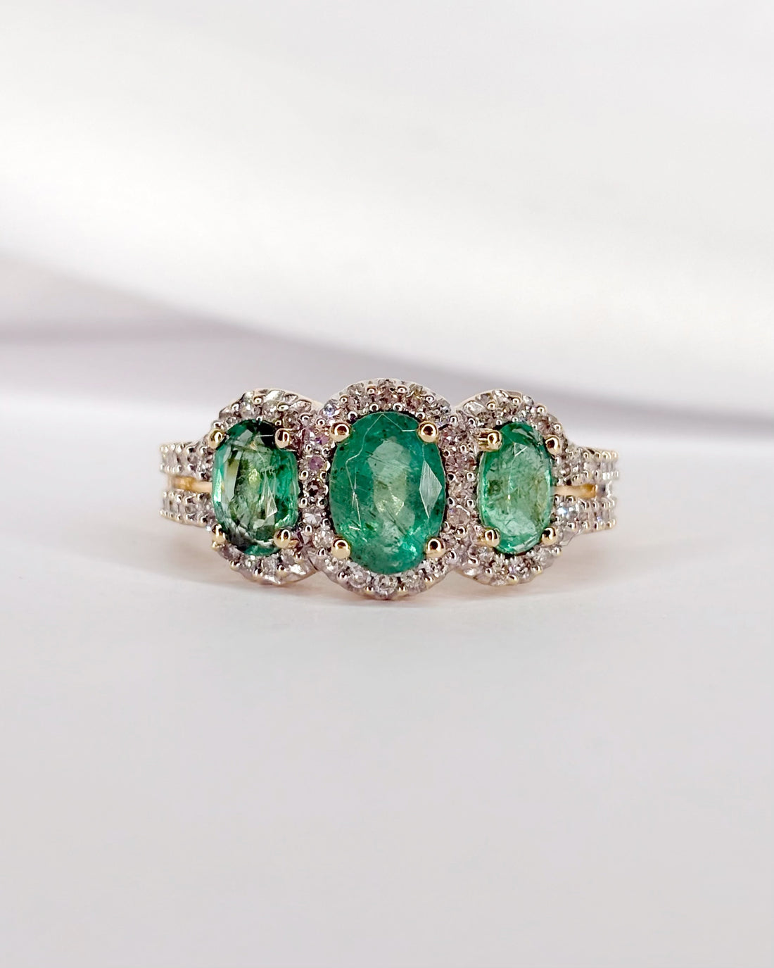 Bague Trilogie Émeraudes 1.80 carat &amp; Diamants 0.52 carat "Annaëlle"