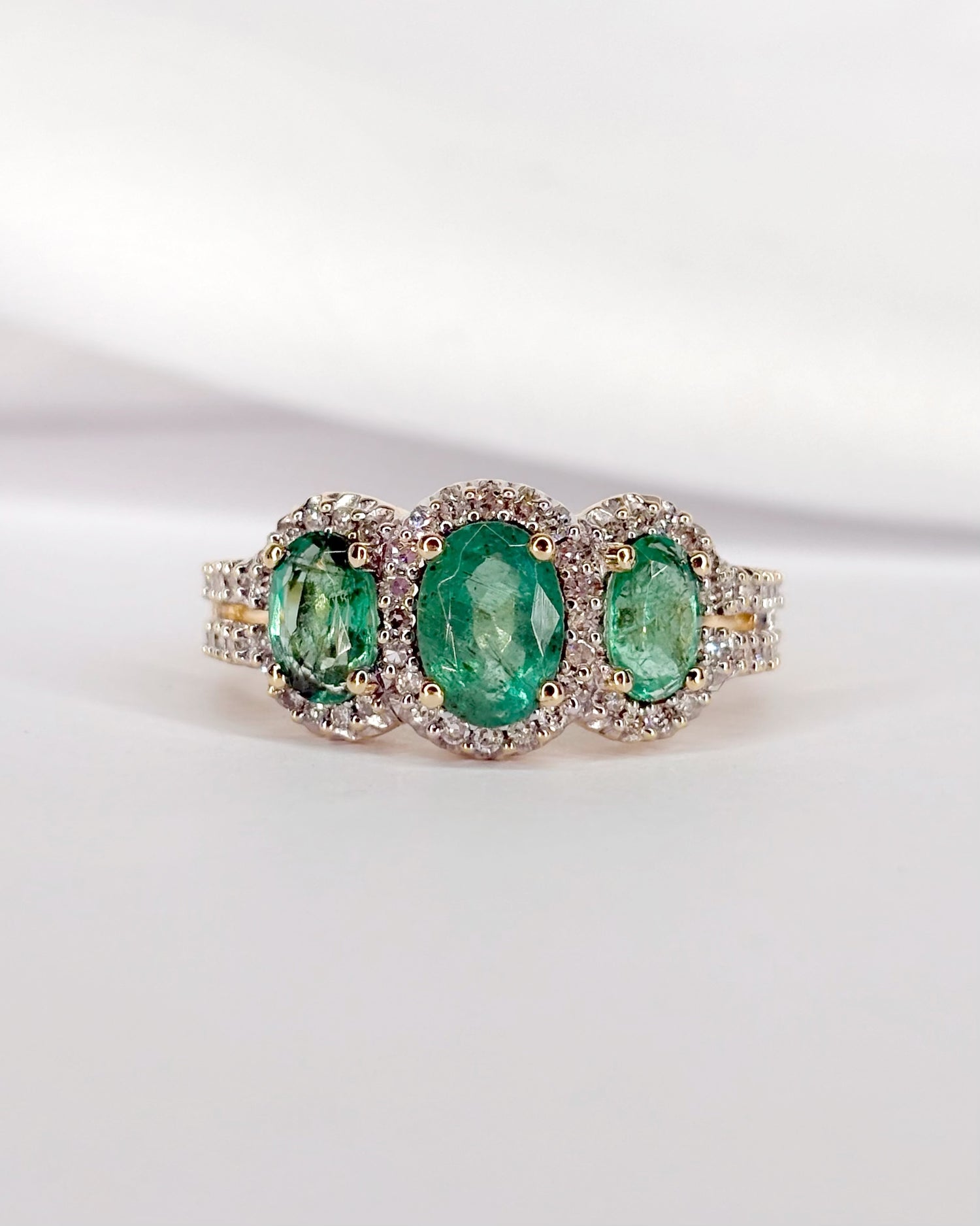 Bague Trilogie Émeraudes 1.80 carat &amp; Diamants 0.52 carat "Annaëlle"