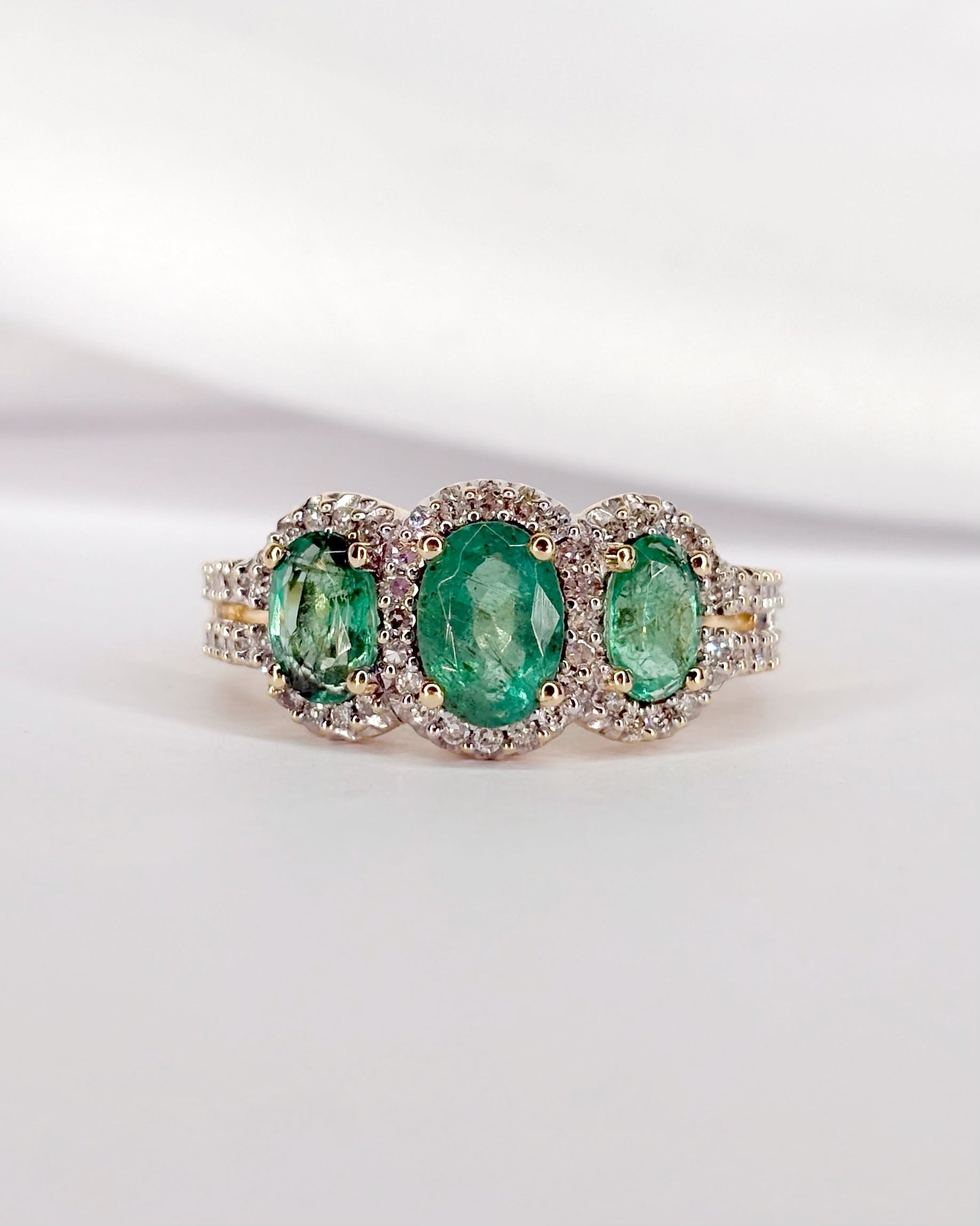 Bague Trilogie Émeraudes 1.80 carat &amp; Diamants 0.52 carat "Annaëlle" - Elliade Paris