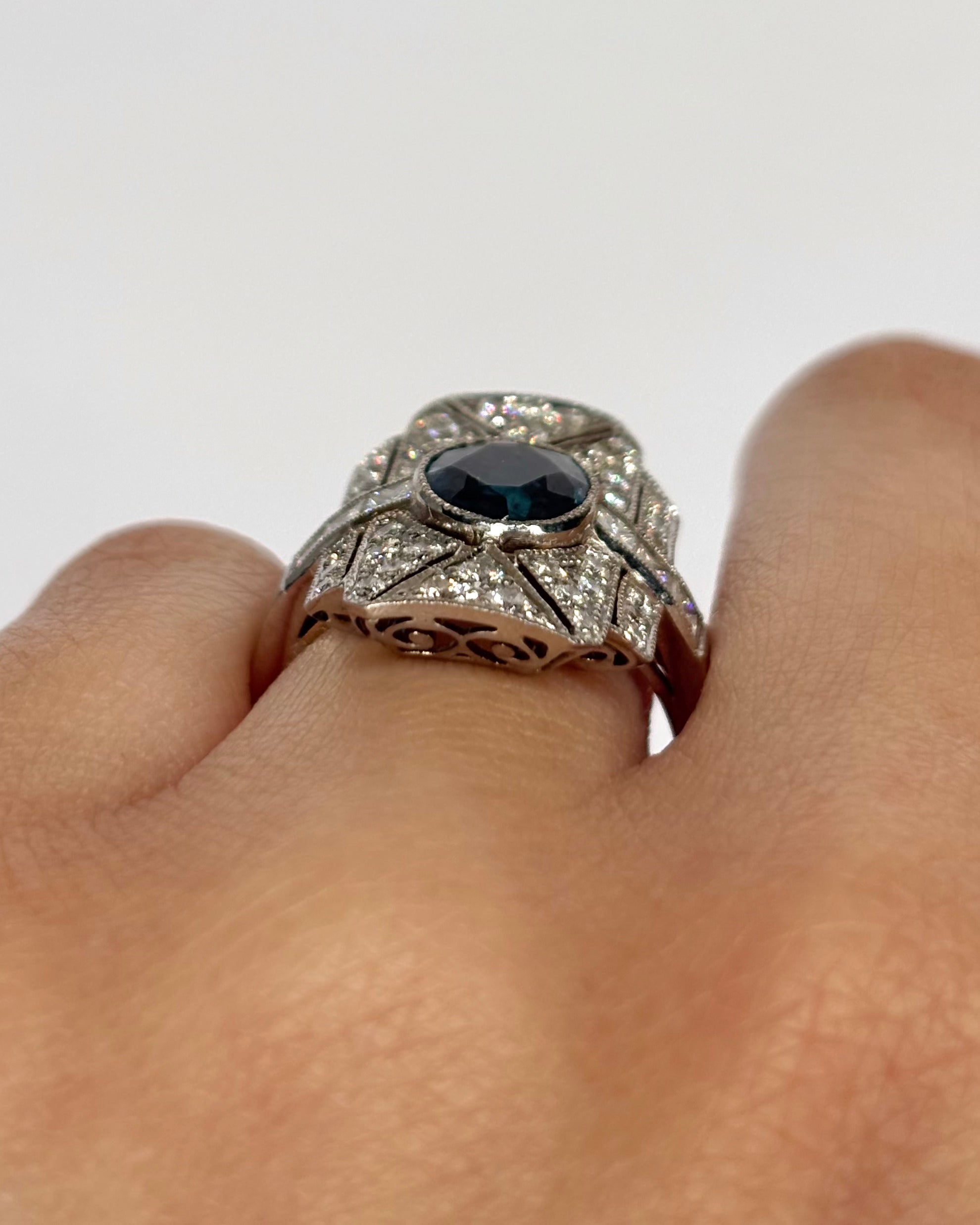 Bague Style Art Déco Saphir 1.76 carat &amp; Diamants 1 carat "Romane" - Elliade Paris