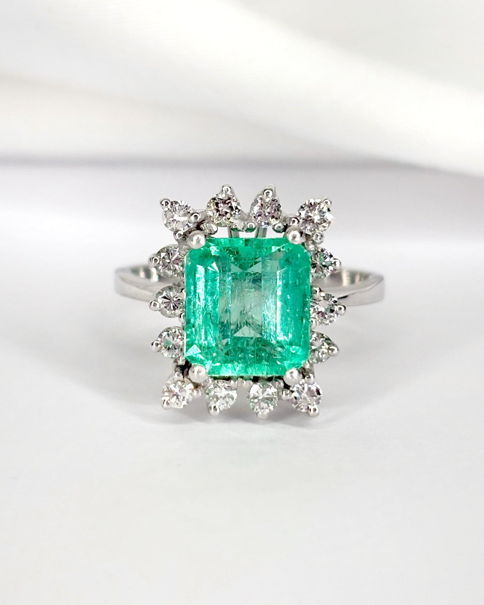 Bague Marguerite Émeraude 3 carats &amp; Diamants 0.42 carat "Manuella"