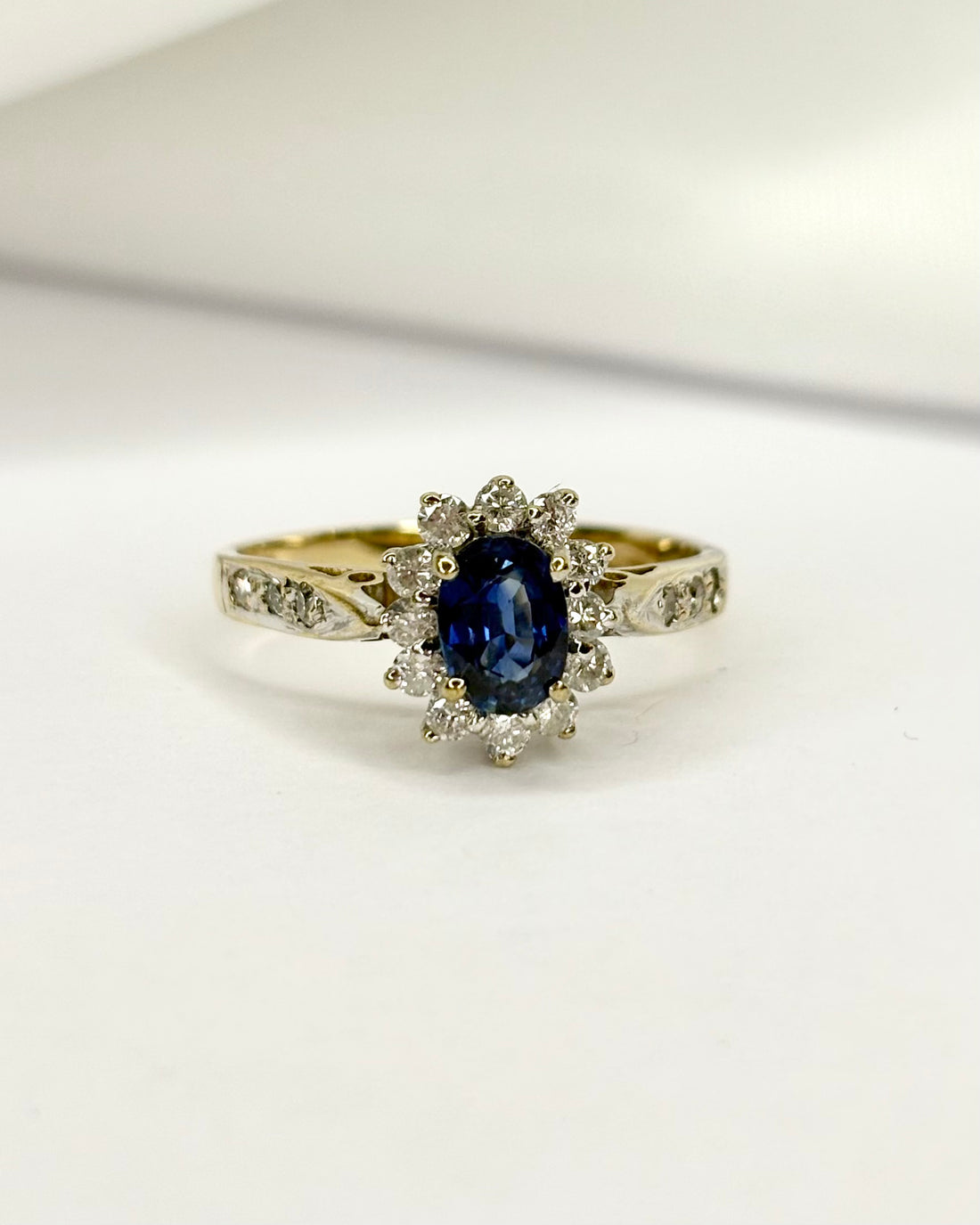 Bague Marguerite Saphir 1.58 carat &amp; 18 Diamants &quot;Rebecca&quot;