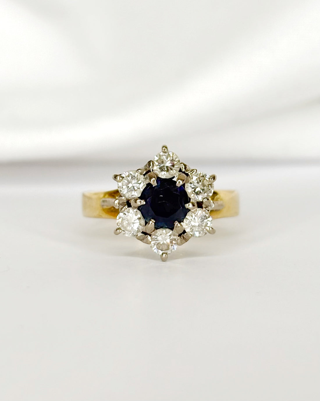 Bague Marguerite Saphir 0.80 carat &amp; Diamants 0.60 carat "Lou" - Elliade Paris