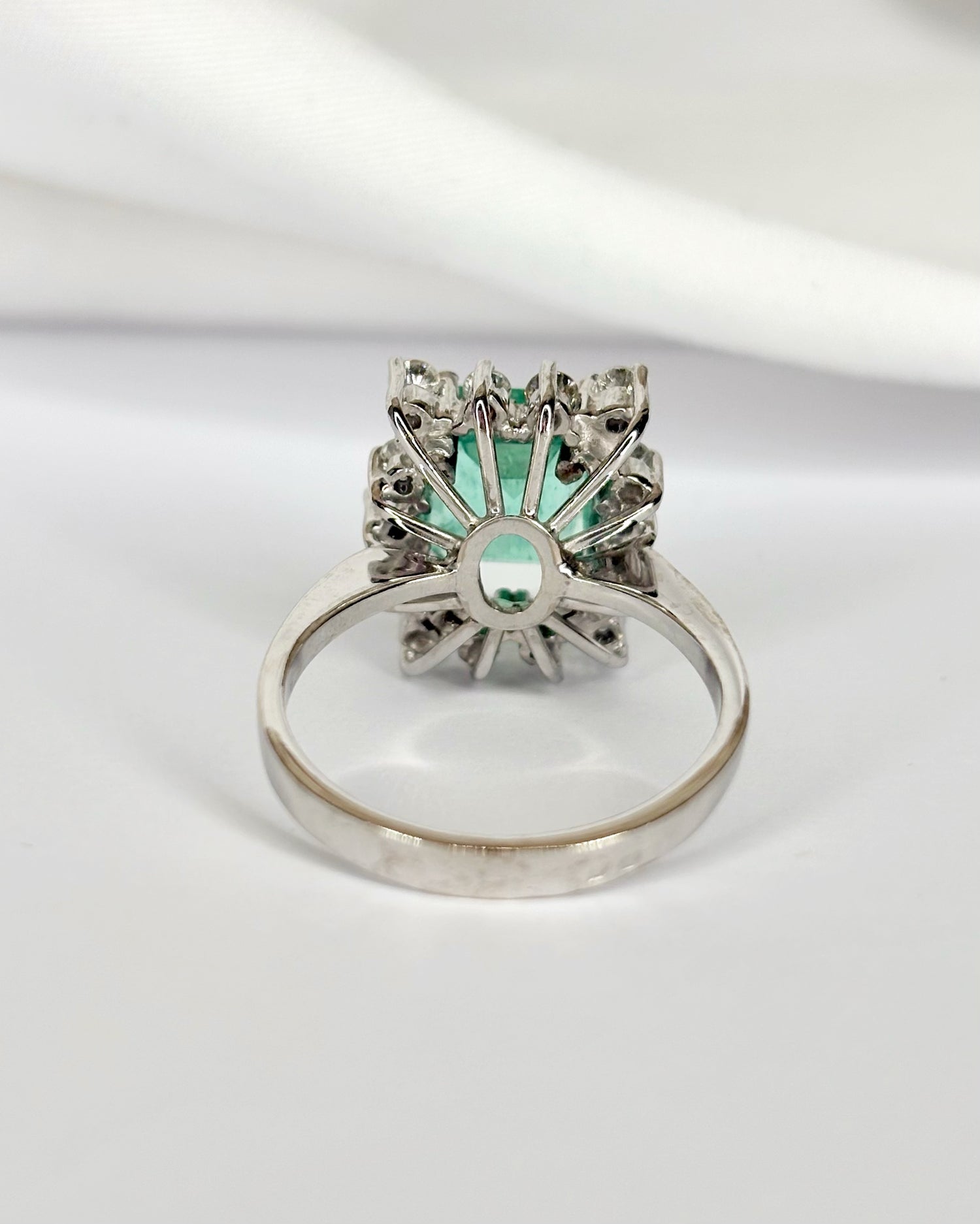Bague Marguerite Émeraude 3 carats &amp; Diamants 0.42 carat "Manuella"