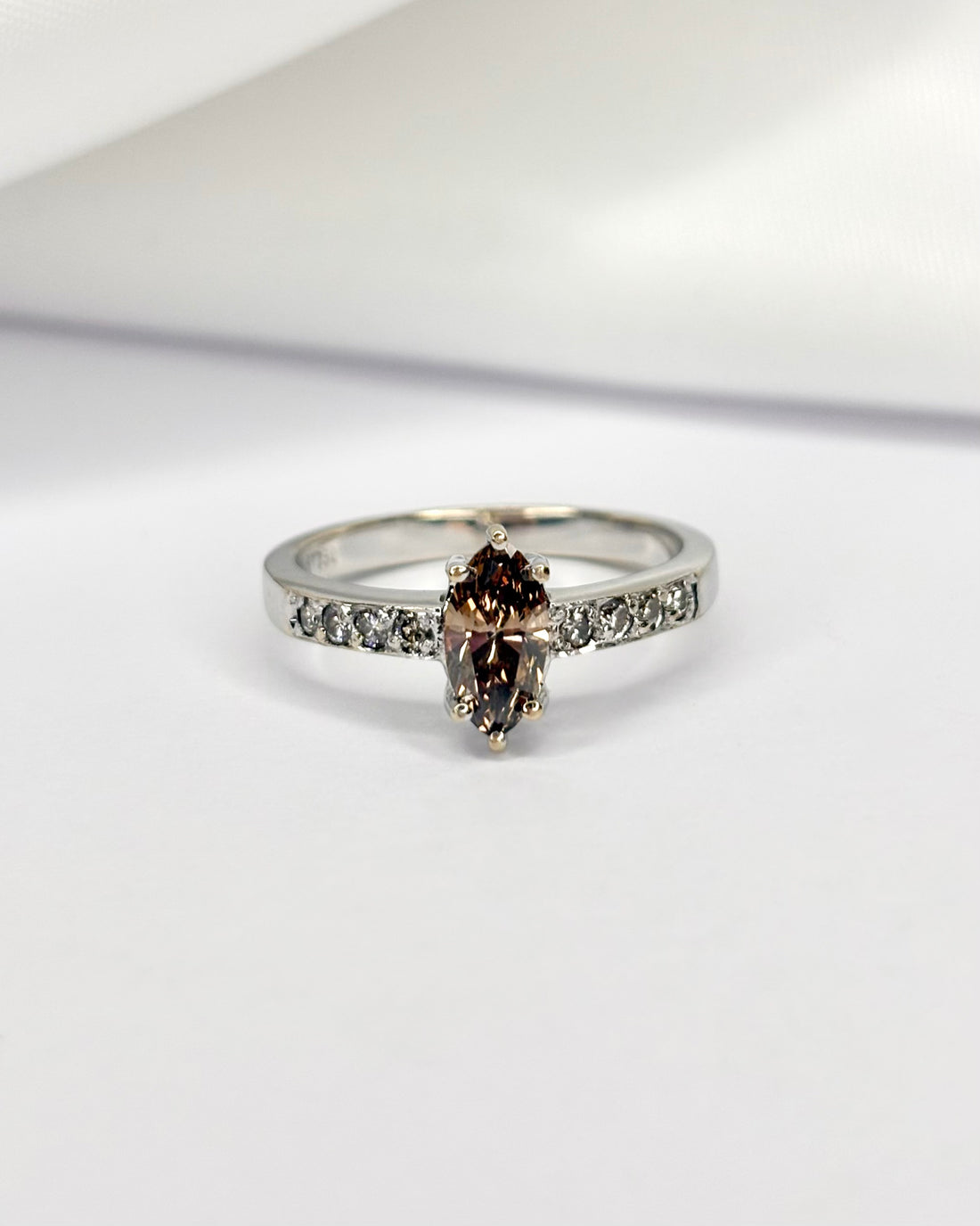 Anillo solitario de diamante chocolate 0,50 quilates y 8 diamantes &quot;Mariam&quot;