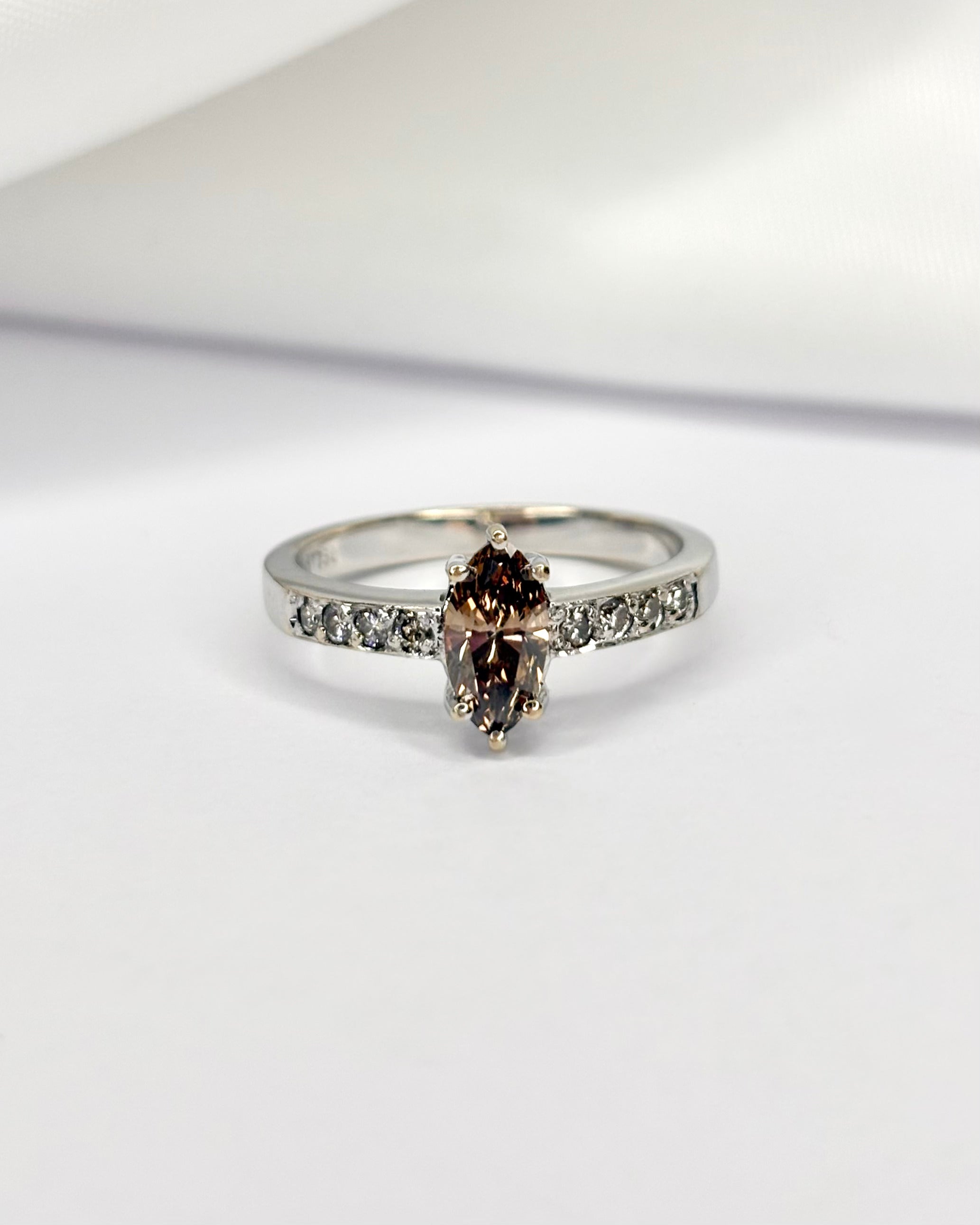 Anillo solitario de diamante chocolate 0,50 quilates y 8 diamantes &quot;Mariam&quot;