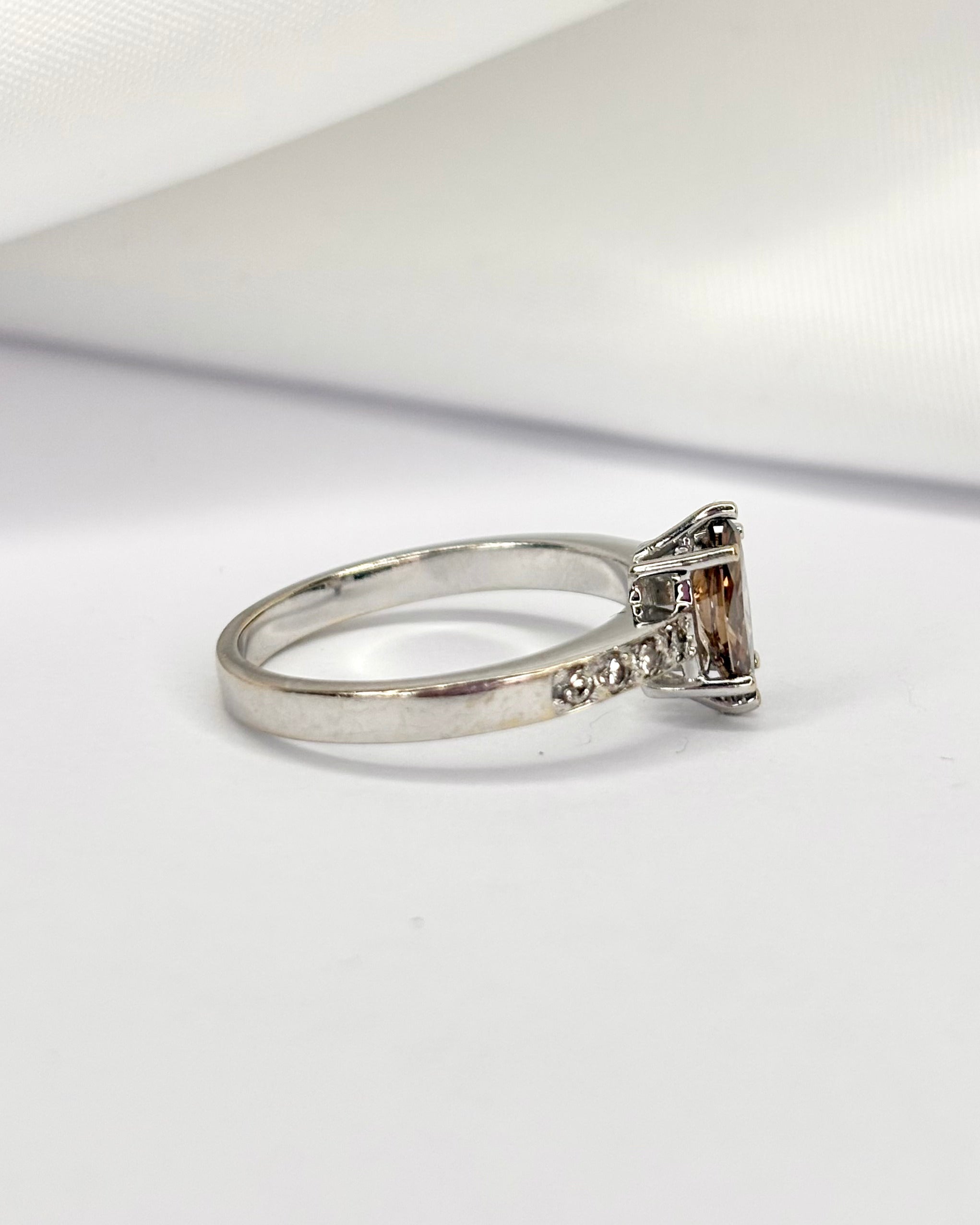 Anillo solitario de diamante chocolate 0,50 quilates y 8 diamantes &quot;Mariam&quot;