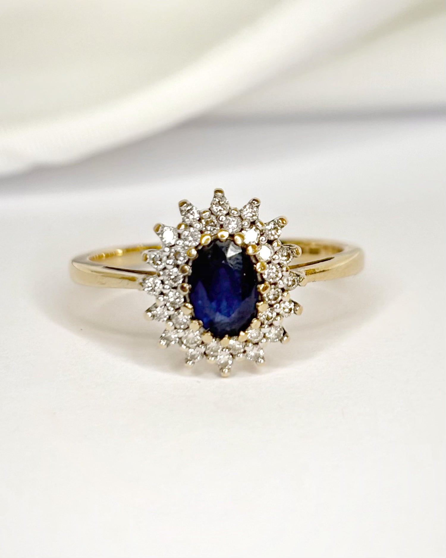 Bague Marguerite Saphir 0.85 carat &amp; Diamants 0.32 carat "Adriana"