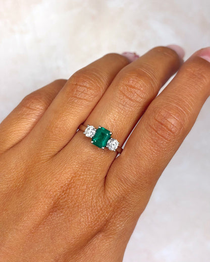 Anillo Trilogía Esmeralda 1.10 quilates y Diamantes 0.60 quilates "Billy"