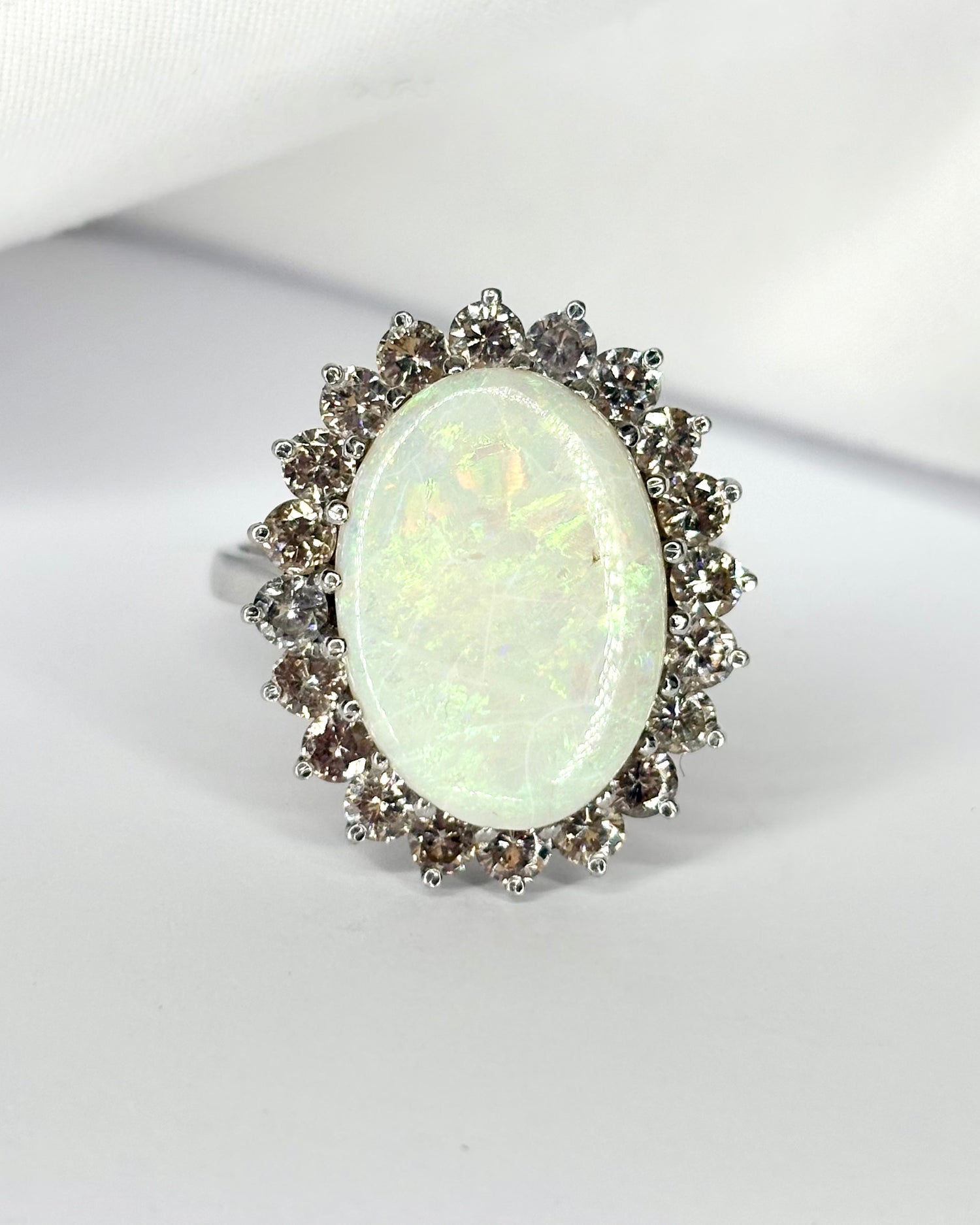 Bague Marguerite Opale 6.40 carats et Diamants 1.40 carat &quot;Wilona&quot;