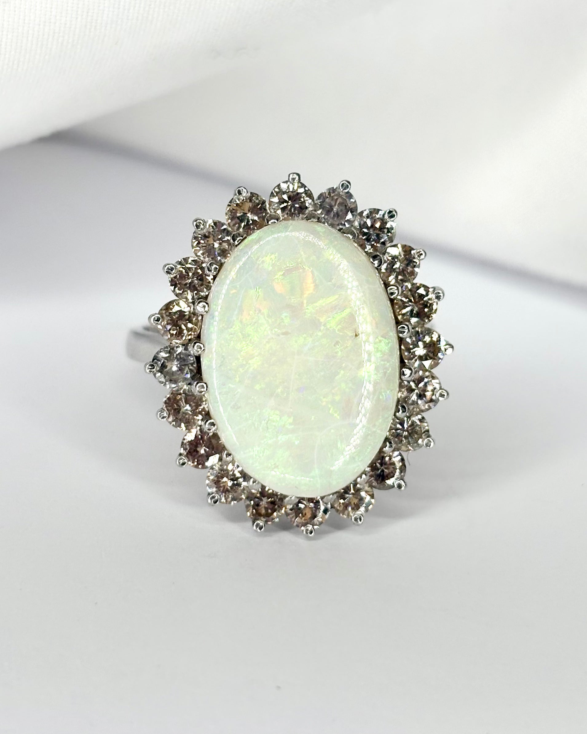 Bague Marguerite Opale 6.40 carats et Diamants 1.40 carat &quot;Wilona&quot;