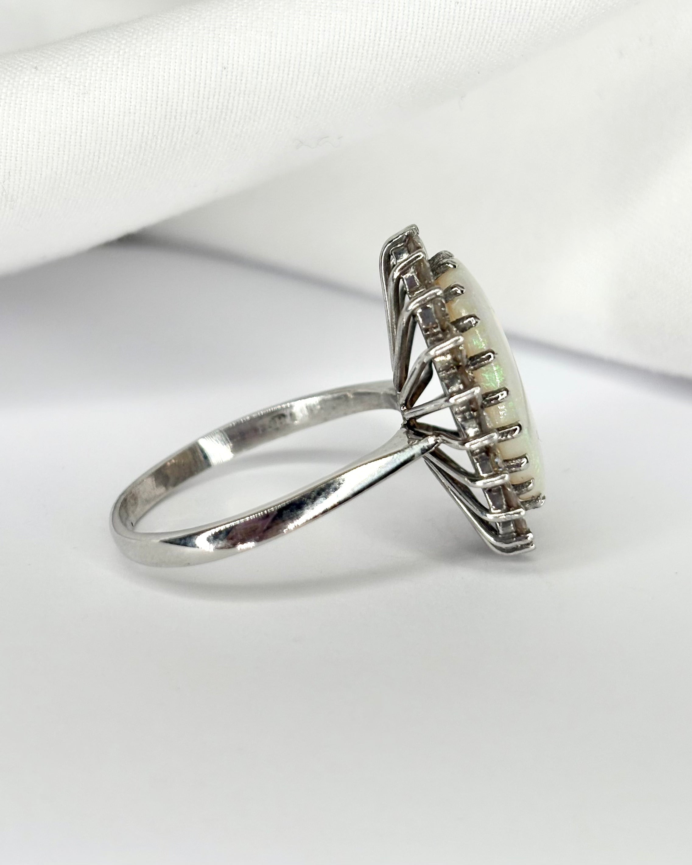 Bague Marguerite Opale 6.40 carats et Diamants 1.40 carat &quot;Wilona&quot;