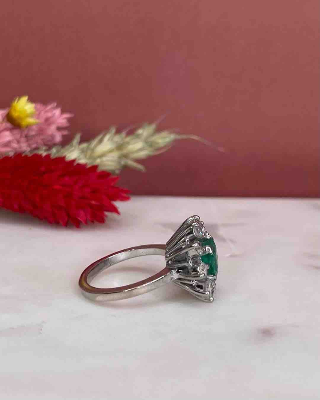 Anillo "Théoline" con margaritas de esmeralda y diamantes de 1,40 quilates