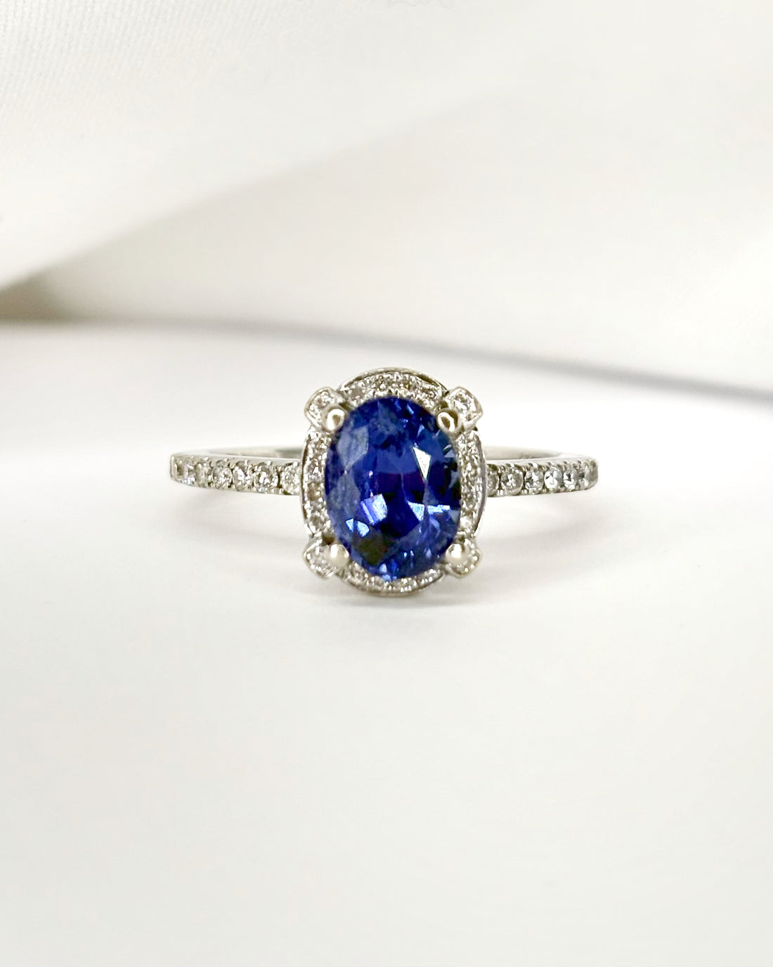 Anillo solitario zafiro 1.56 quilates y 52 diamantes &quot;Sabine&quot;