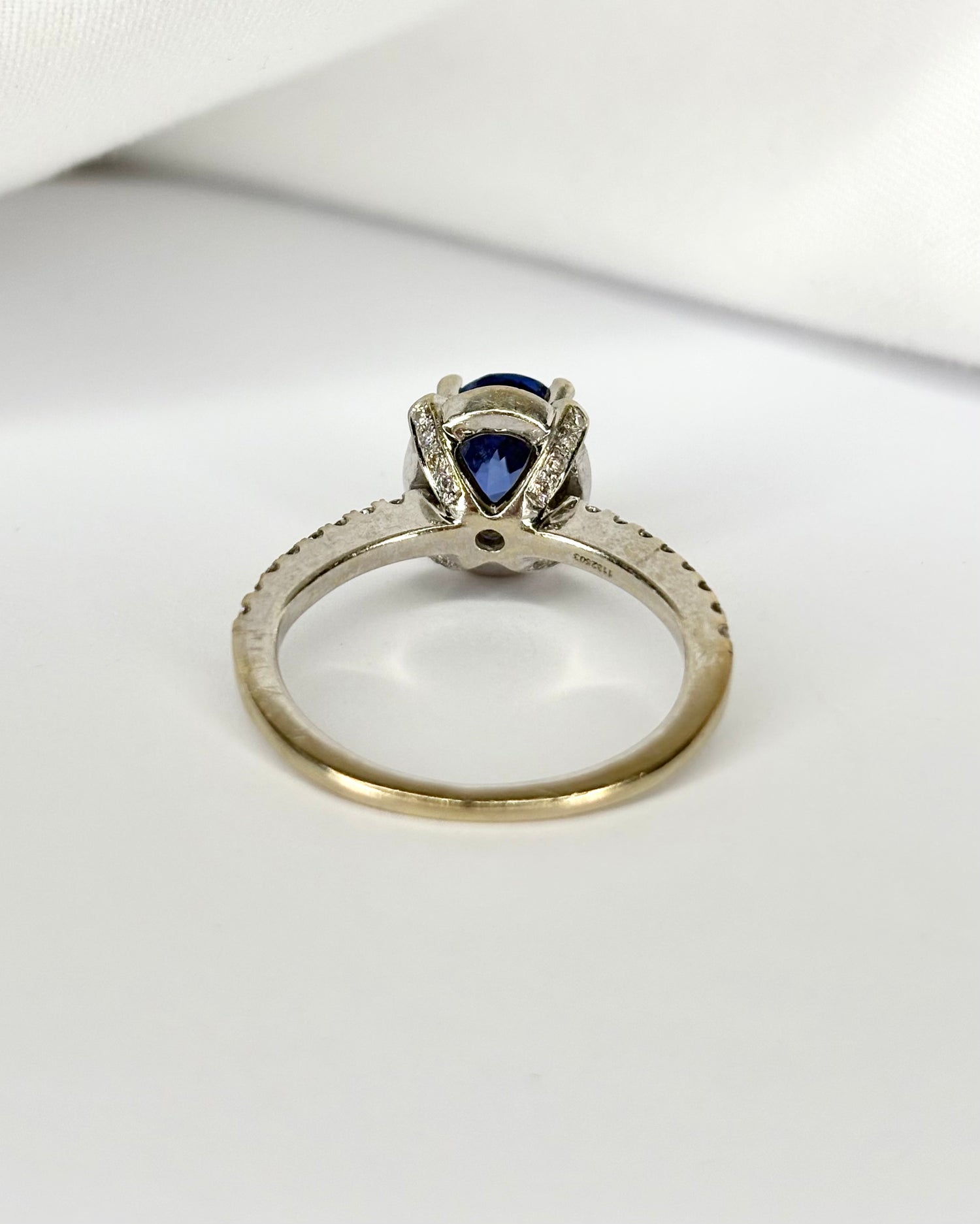 Bague Solitaire Saphir 1.56 carat &amp; 52 Diamants &quot;Sabine&quot;