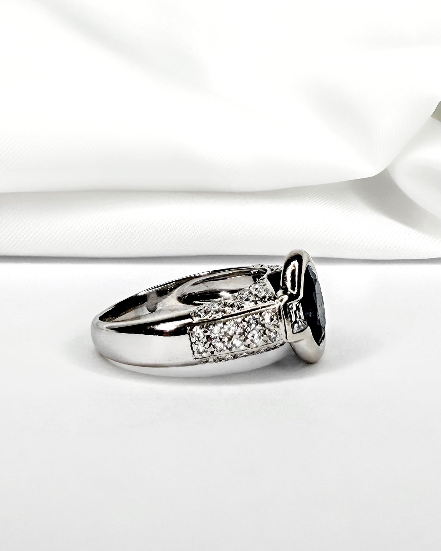 Bague Jonc Saphir 1.90 carat &amp; 62 Diamants “Roxie” - Elliade Paris