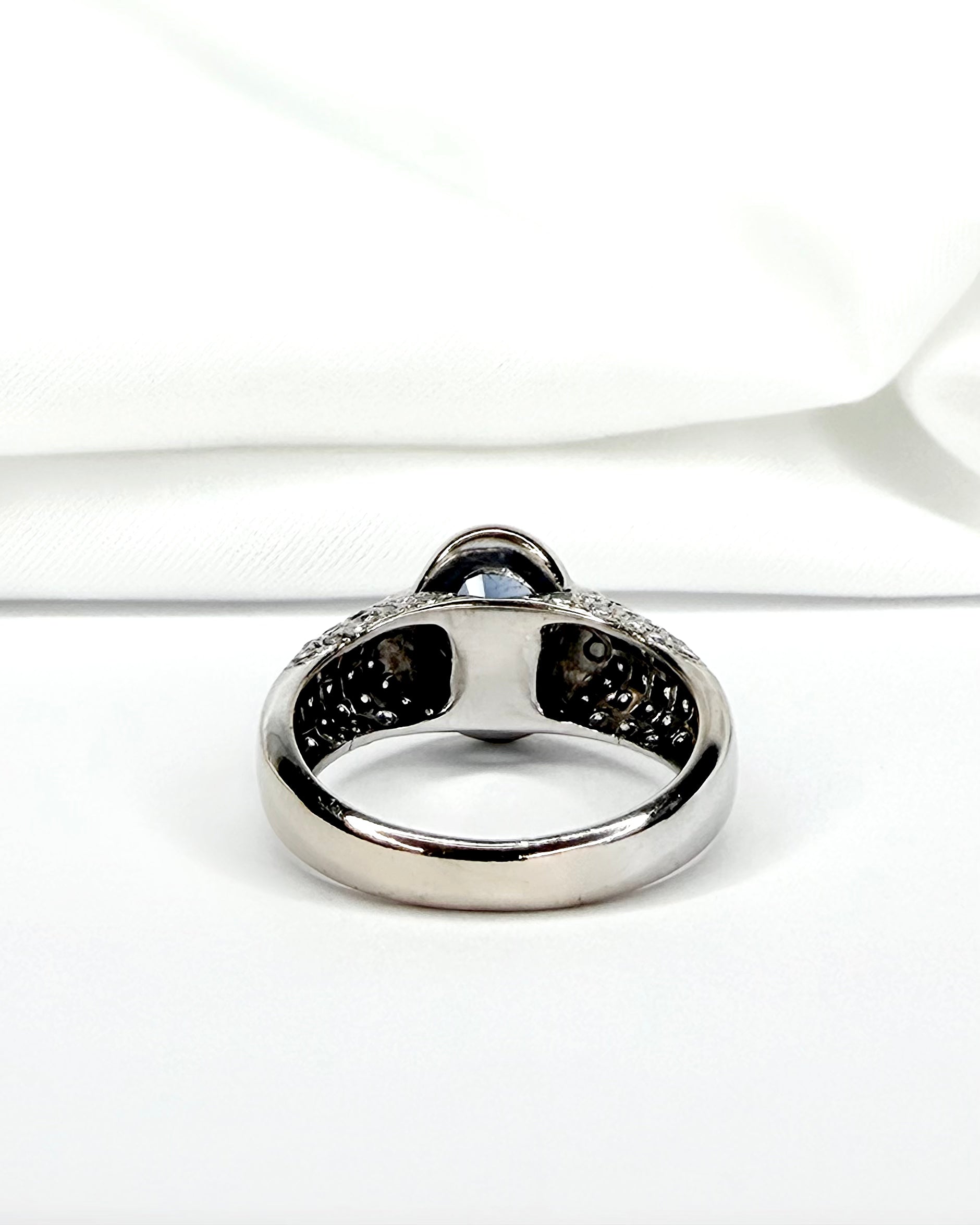 Bague Jonc Saphir 1.90 carat &amp; 62 Diamants “Roxie” - Elliade Paris